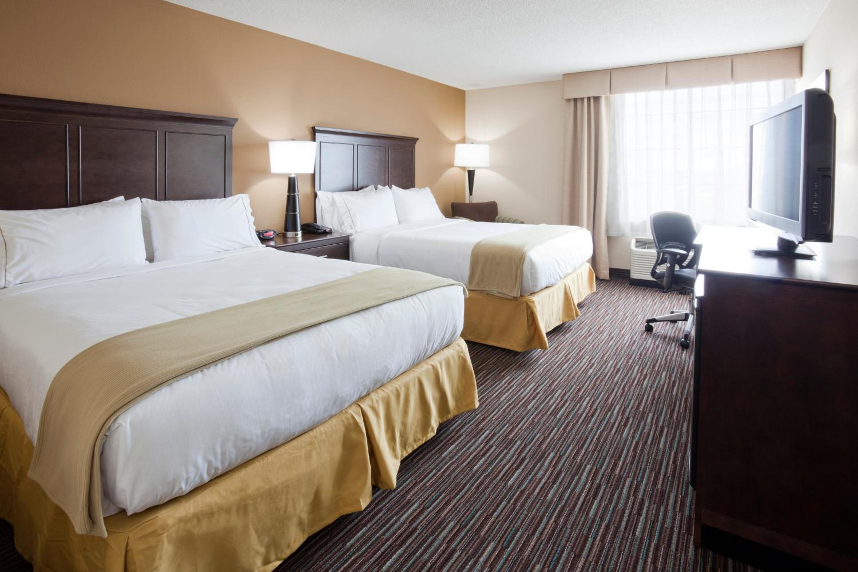 Standard Room with Two Queen Beds photo 1