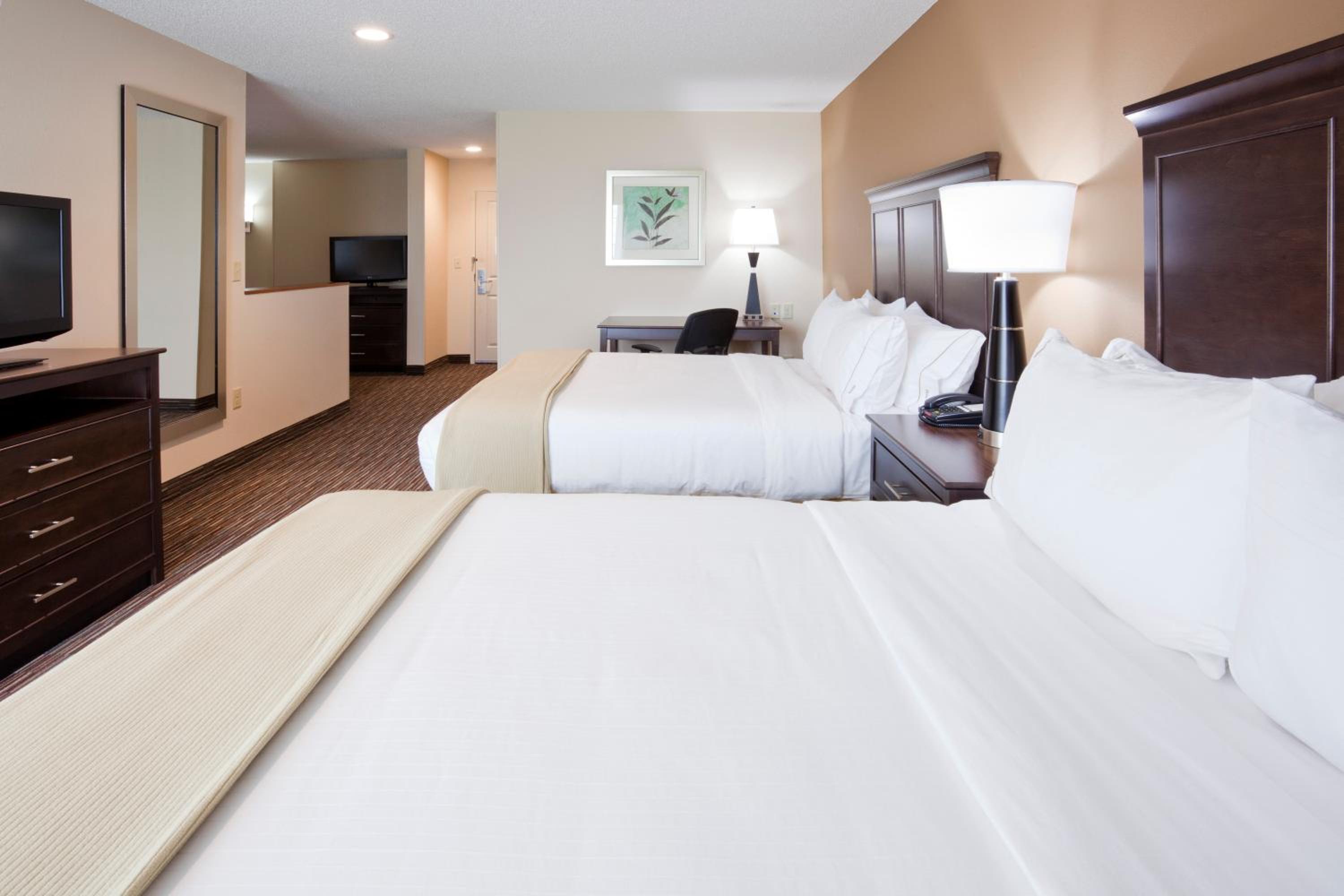 Queen Suite with Two Queen Beds photo 2