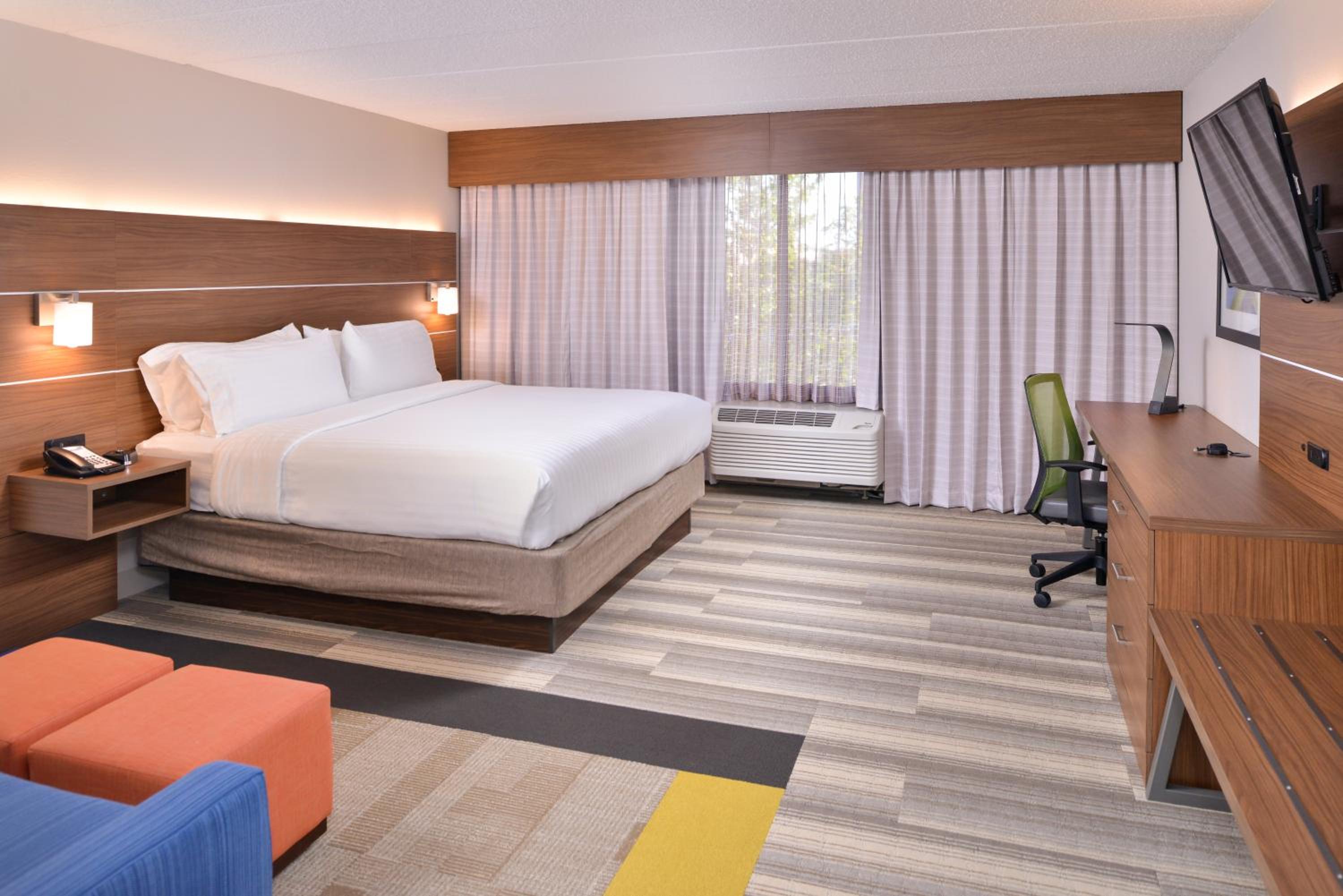 Standard King Room with Sofa Bed - Photo 12