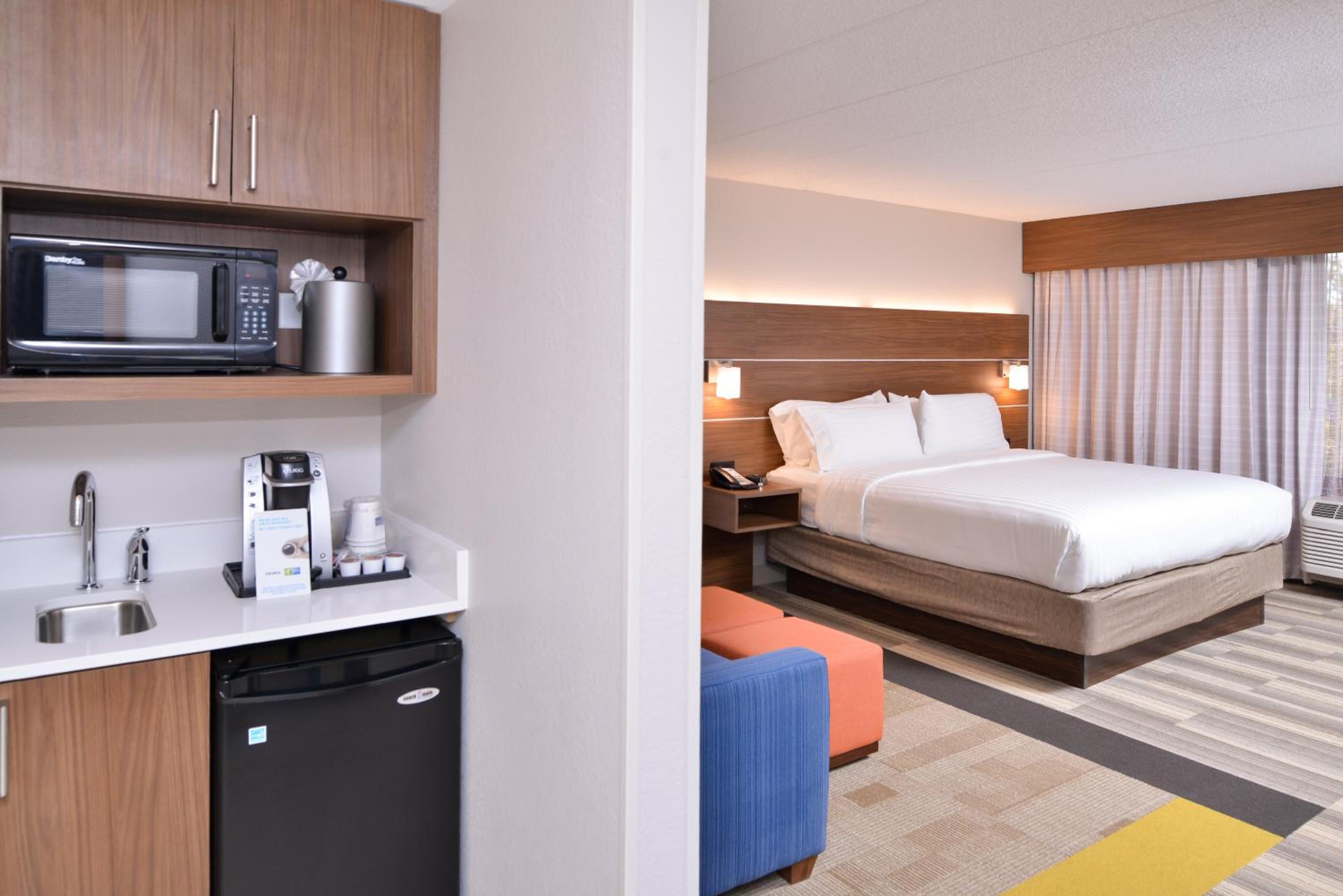 Standard King Room with Sofa Bed - Photo 4