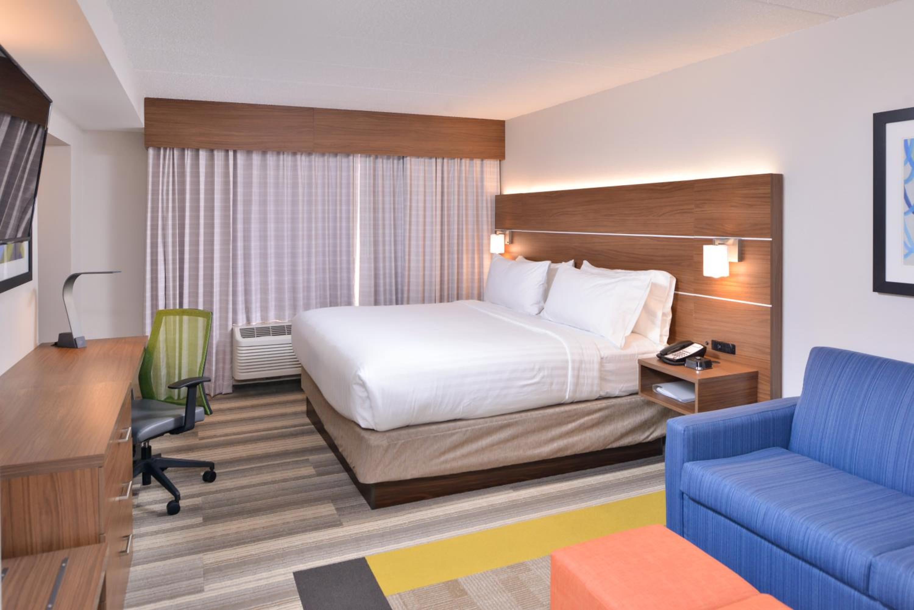 Standard King Room with Sofa Bed - Photo 14