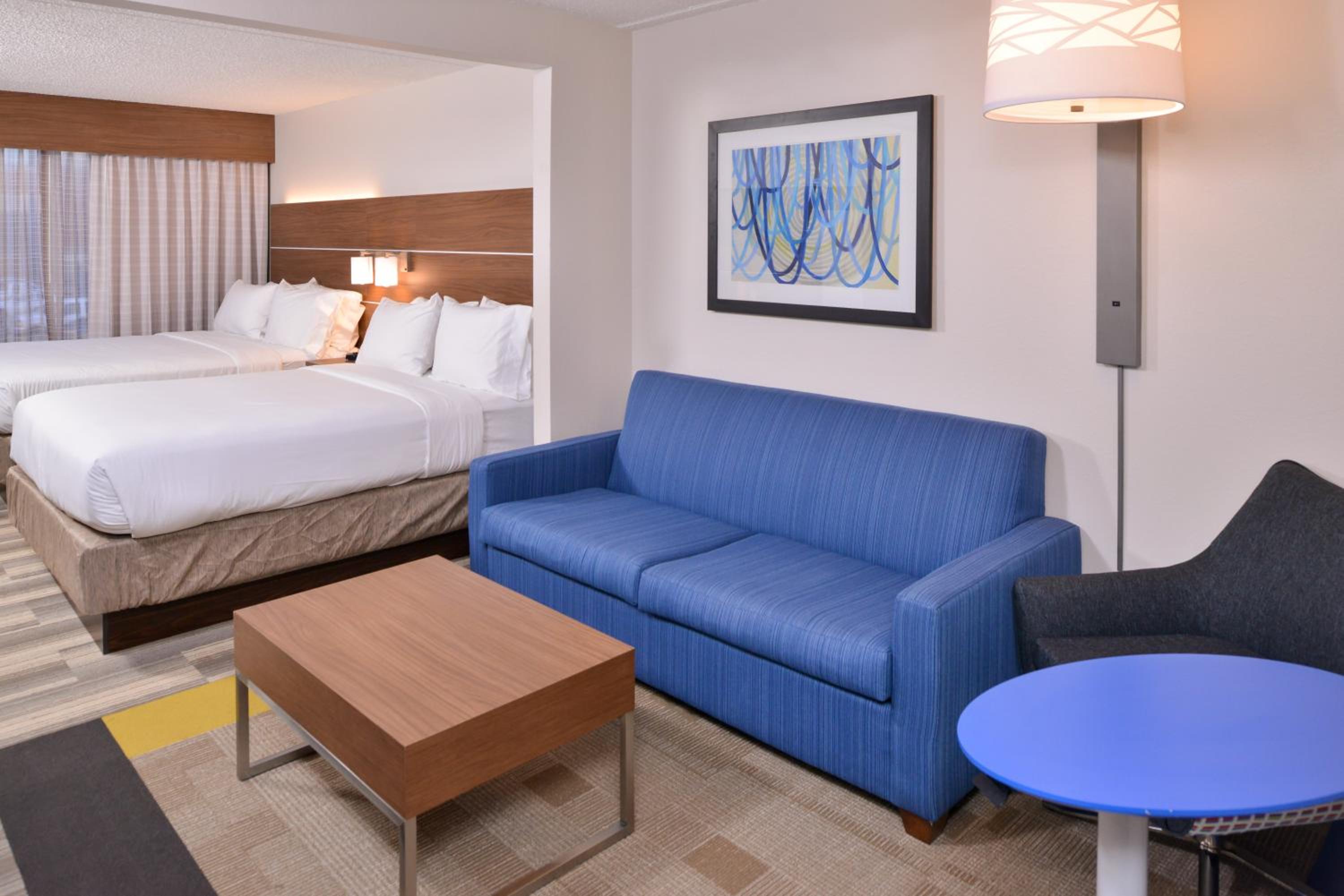 Queen Suite with Two Queen Beds and Sofa Bed - Photo 7