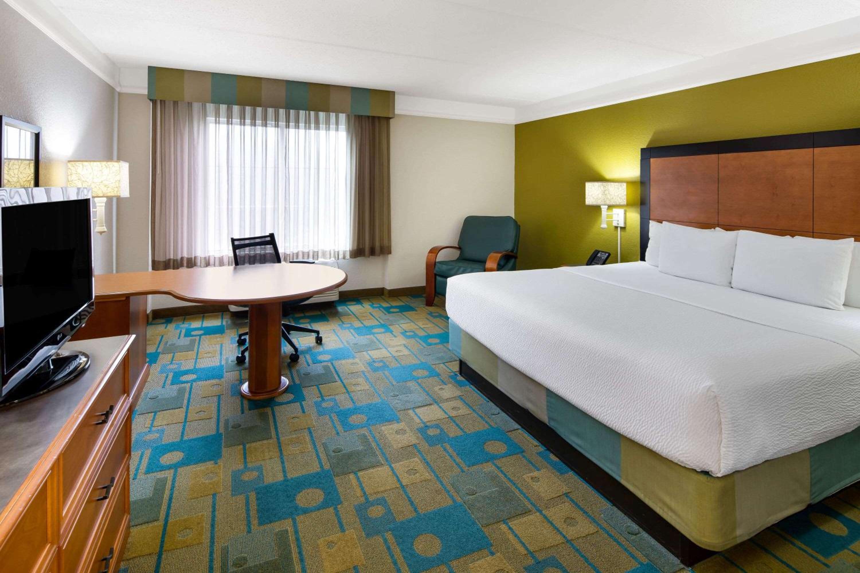 Deluxe King Room - Photo 2