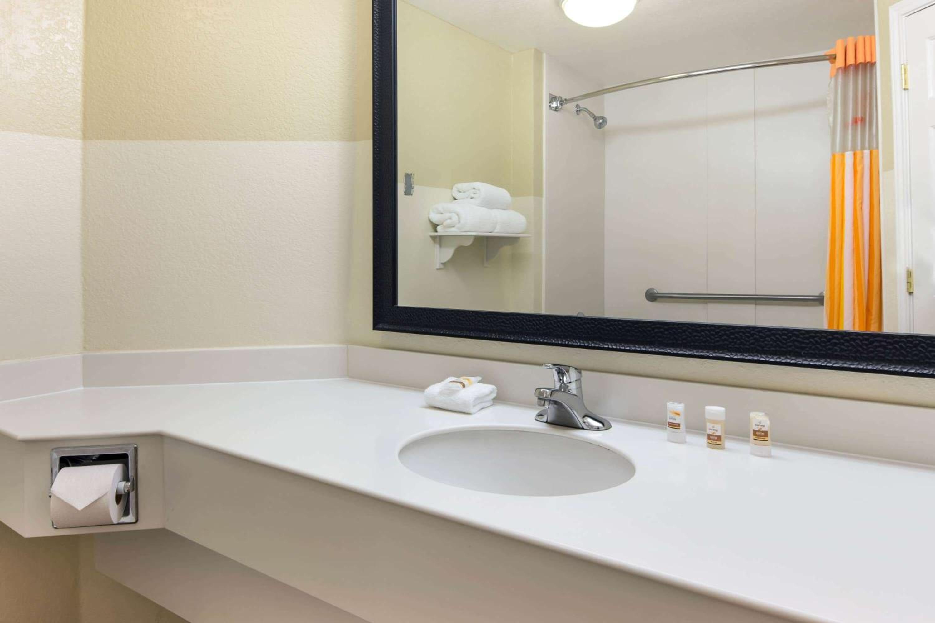 2 Double Beds, Mobility/Hearing Impaired Accessible Room, Tub w/Grab Bars, NSMK - Photo 4