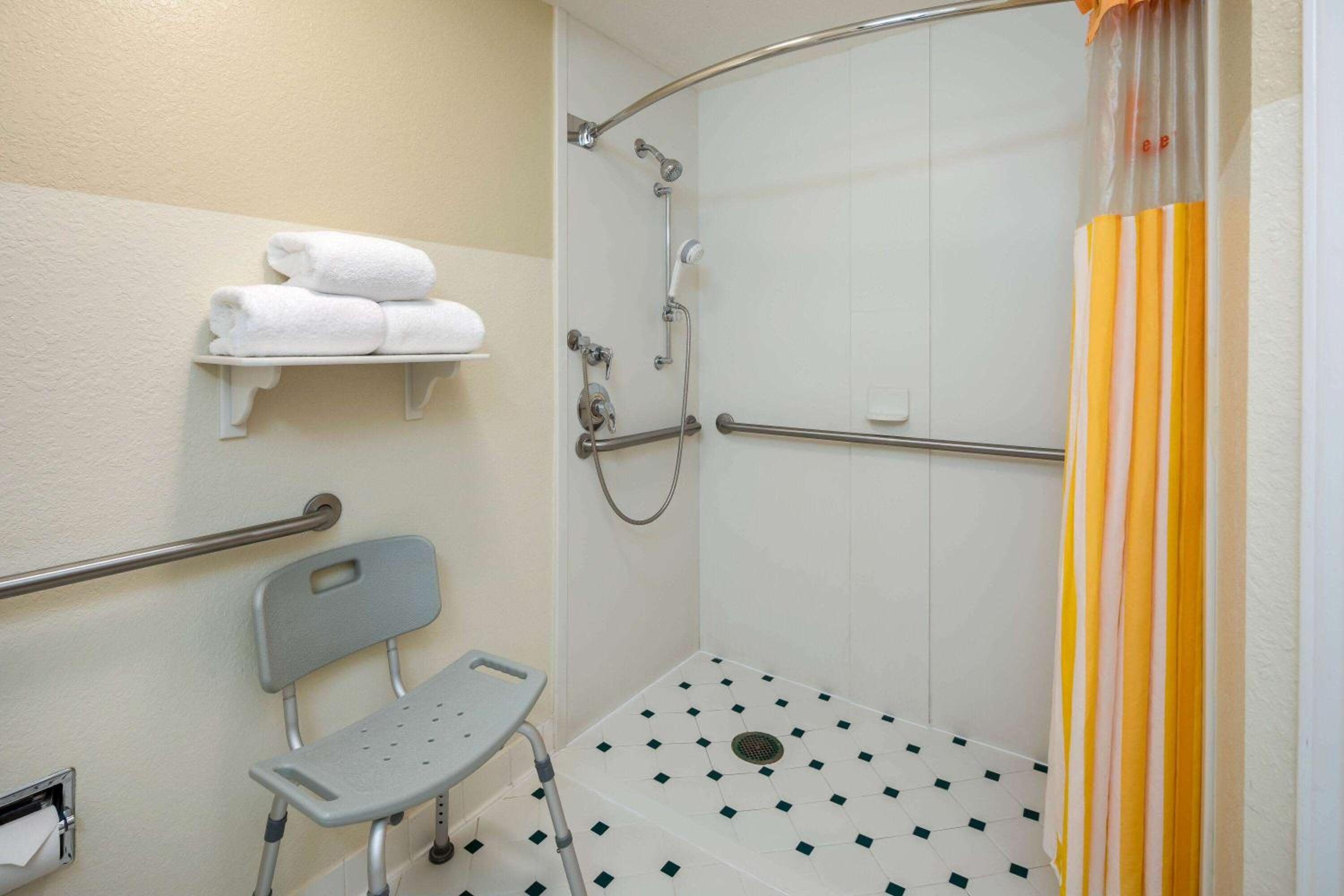 2 Double Beds, Mobility/Hearing Impaired Accessible Room, Tub w/Grab Bars, NSMK - Photo 5