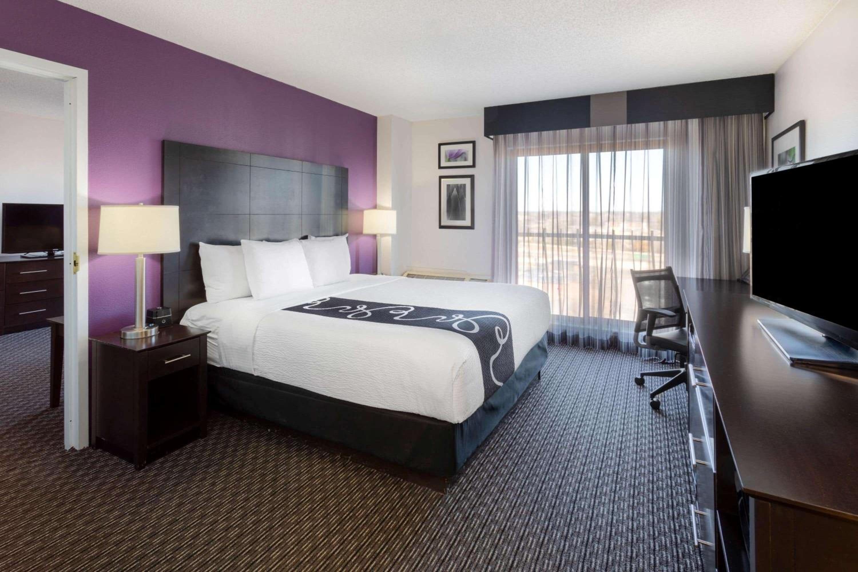 Deluxe King Room - Photo 4