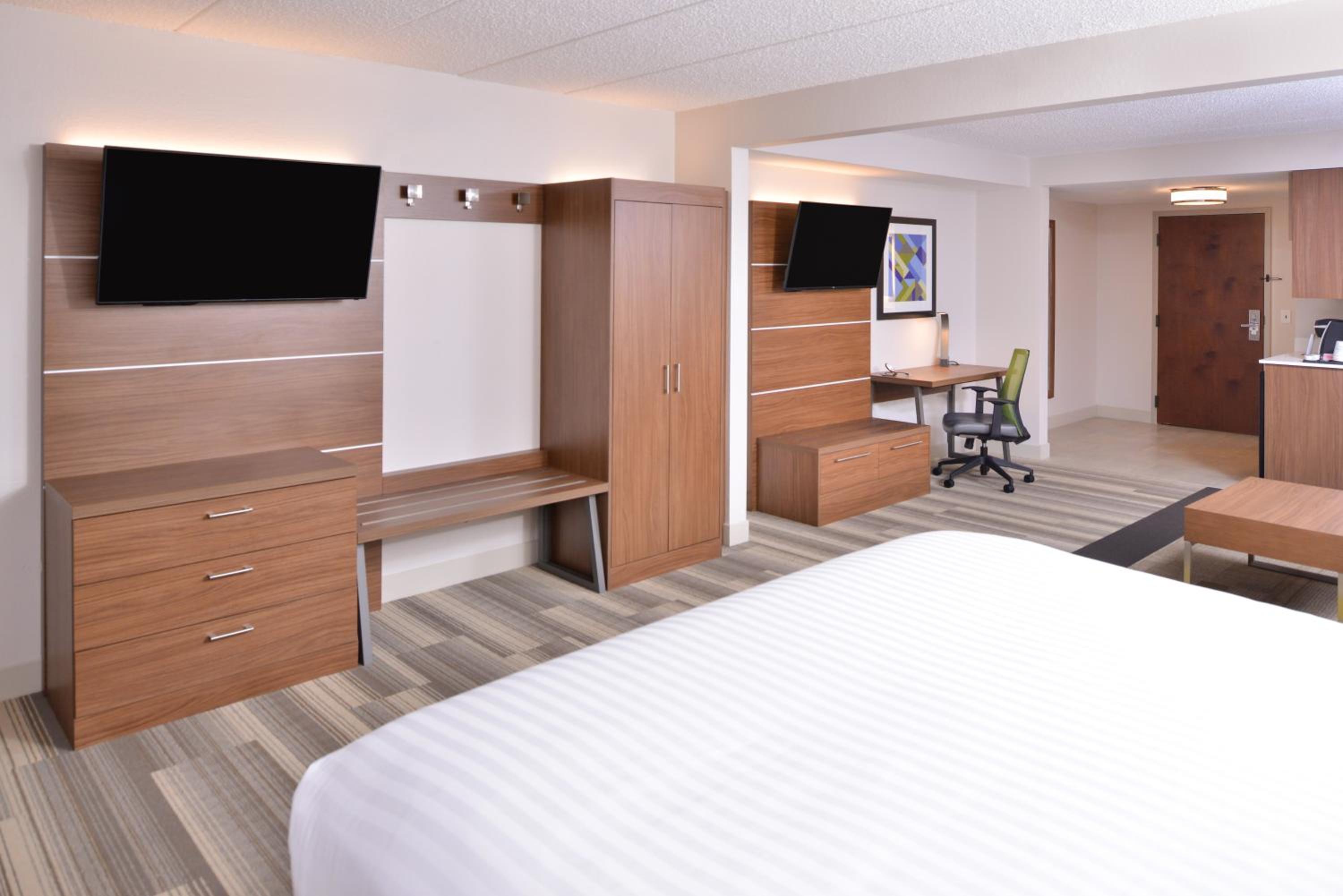 King Suite with Sofa Bed - Photo 11