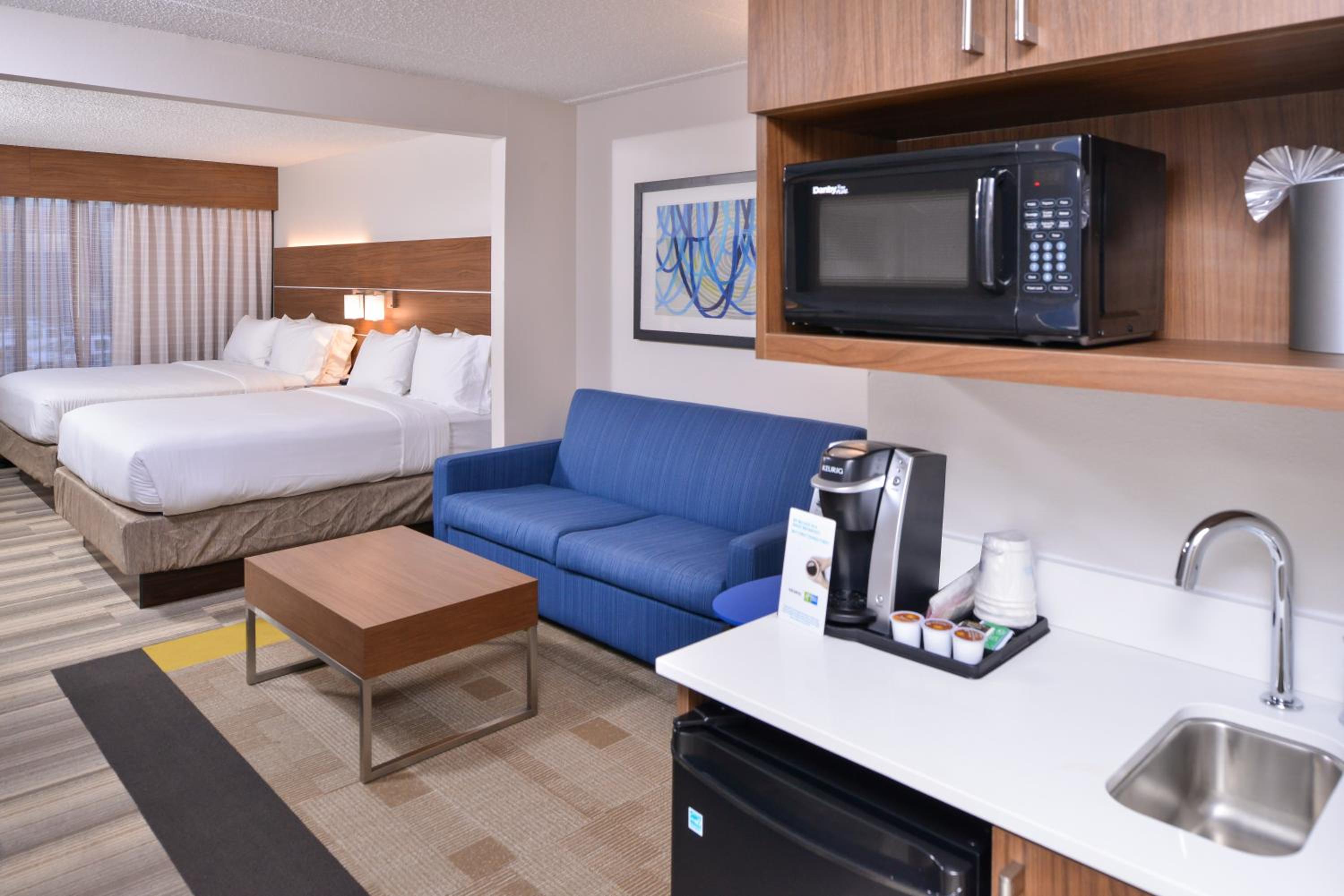 Queen Suite with Two Queen Beds and Sofa Bed - Photo 2