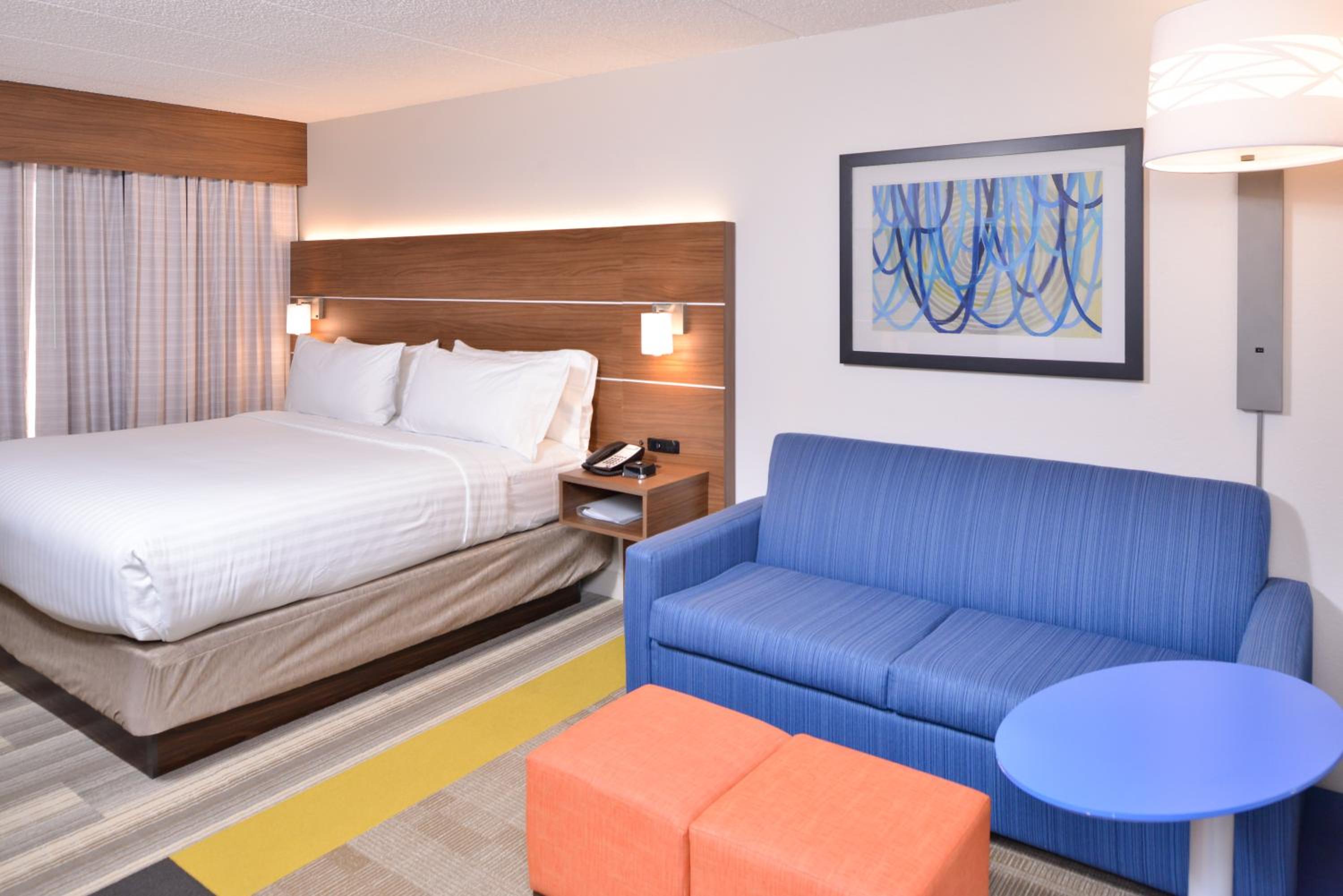 Standard King Room with Sofa Bed - Photo 2