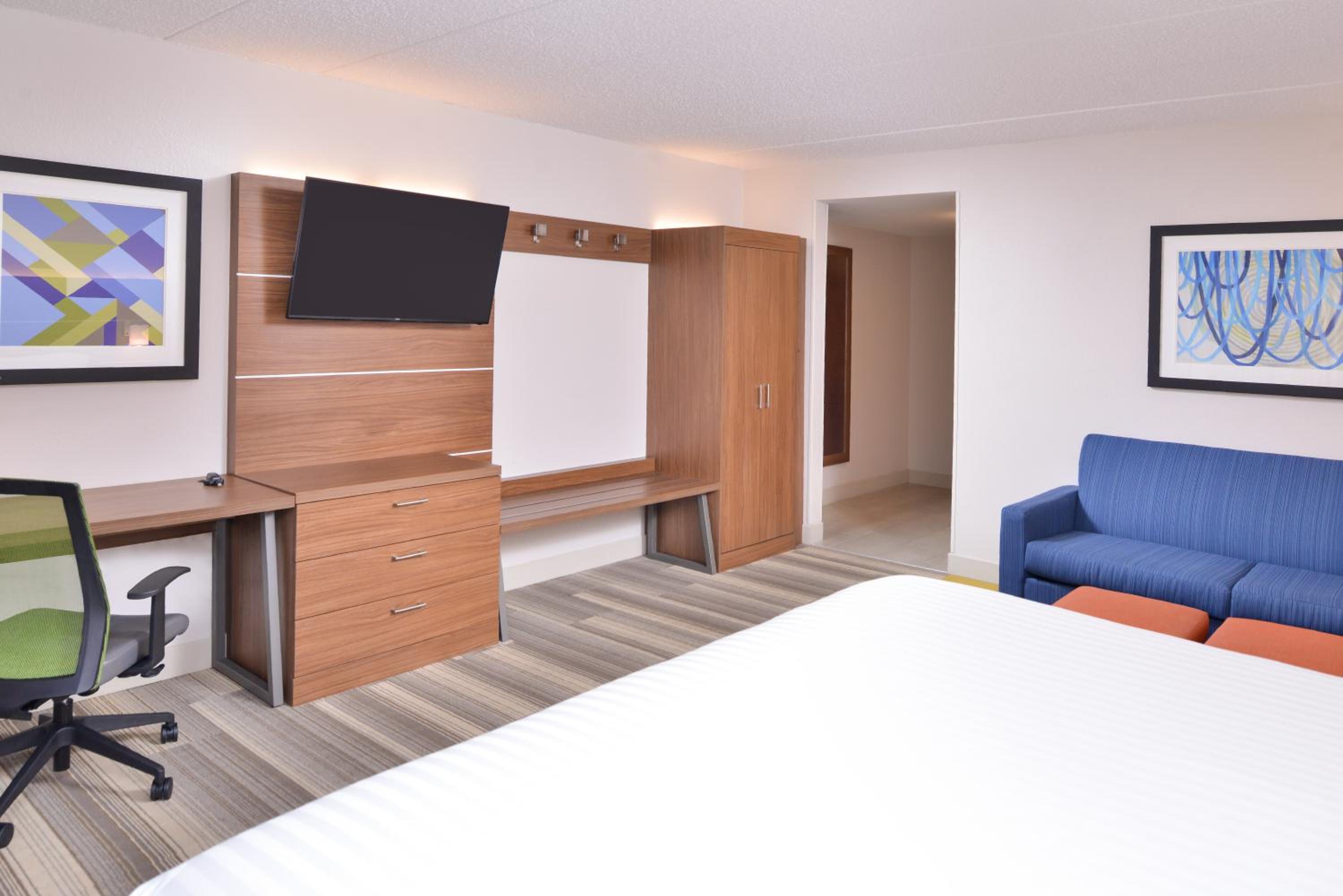 Standard King Room with Sofa Bed - Photo 5