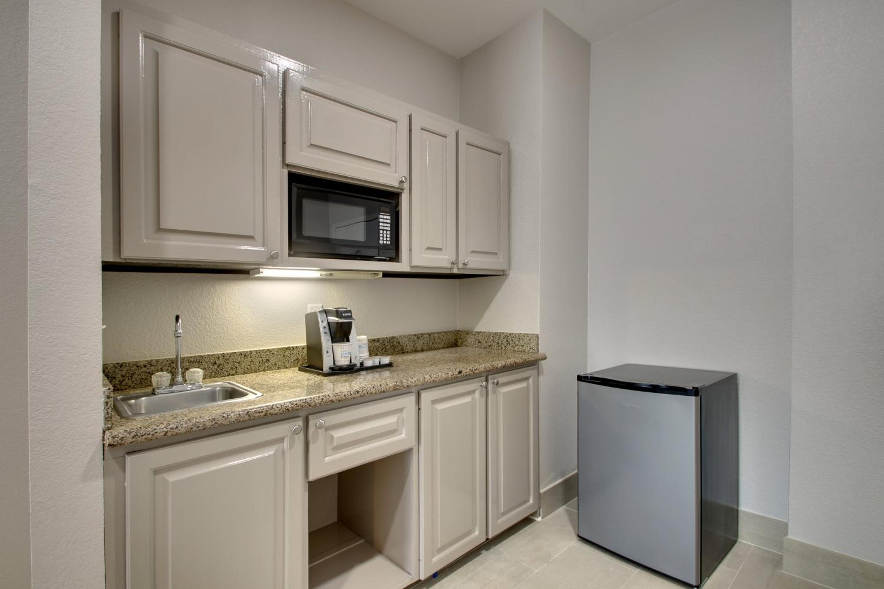 One-Bedroom Suite with Sofa Bed and Jetted Tub - Photo 2