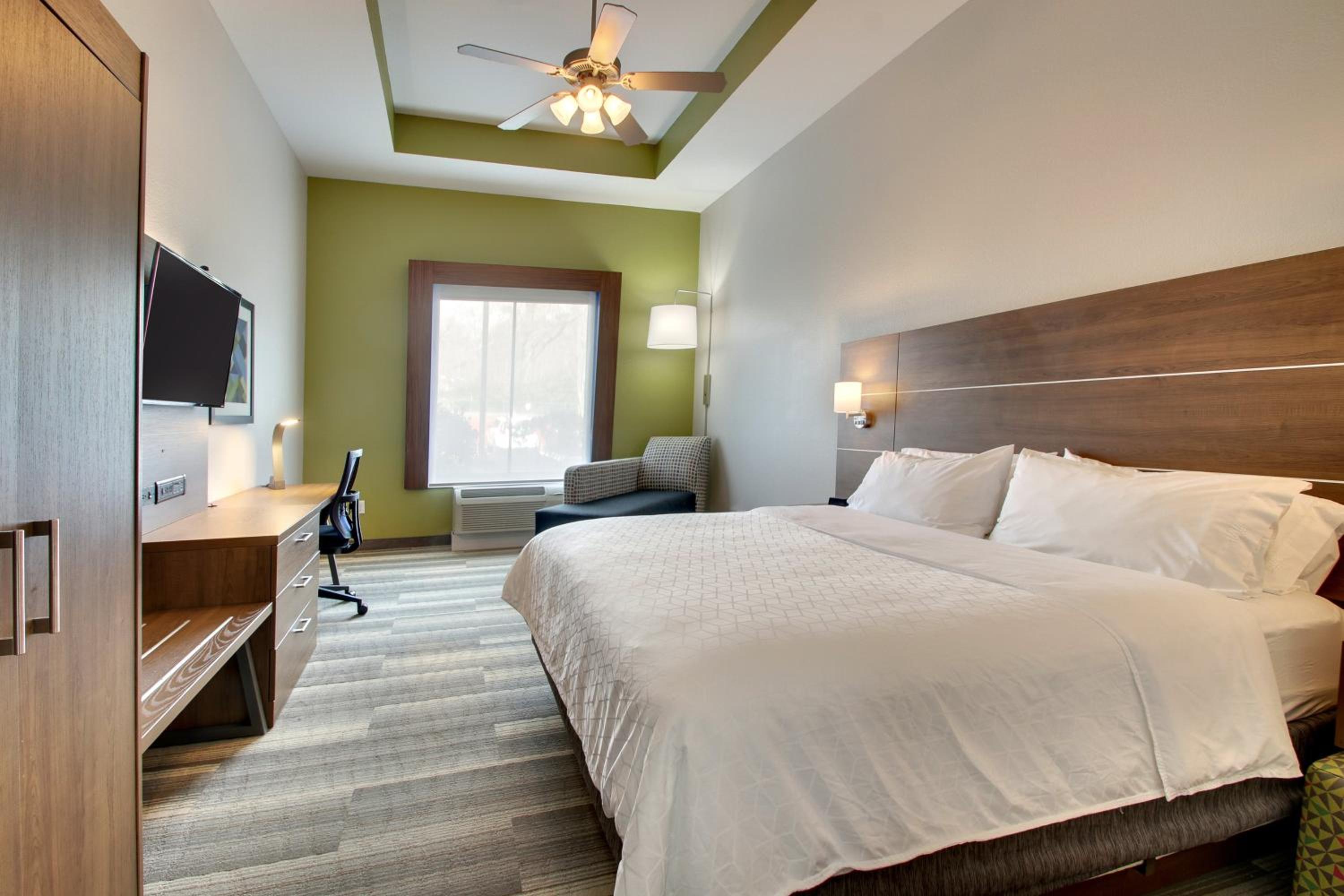 Standard King Room - Photo 4