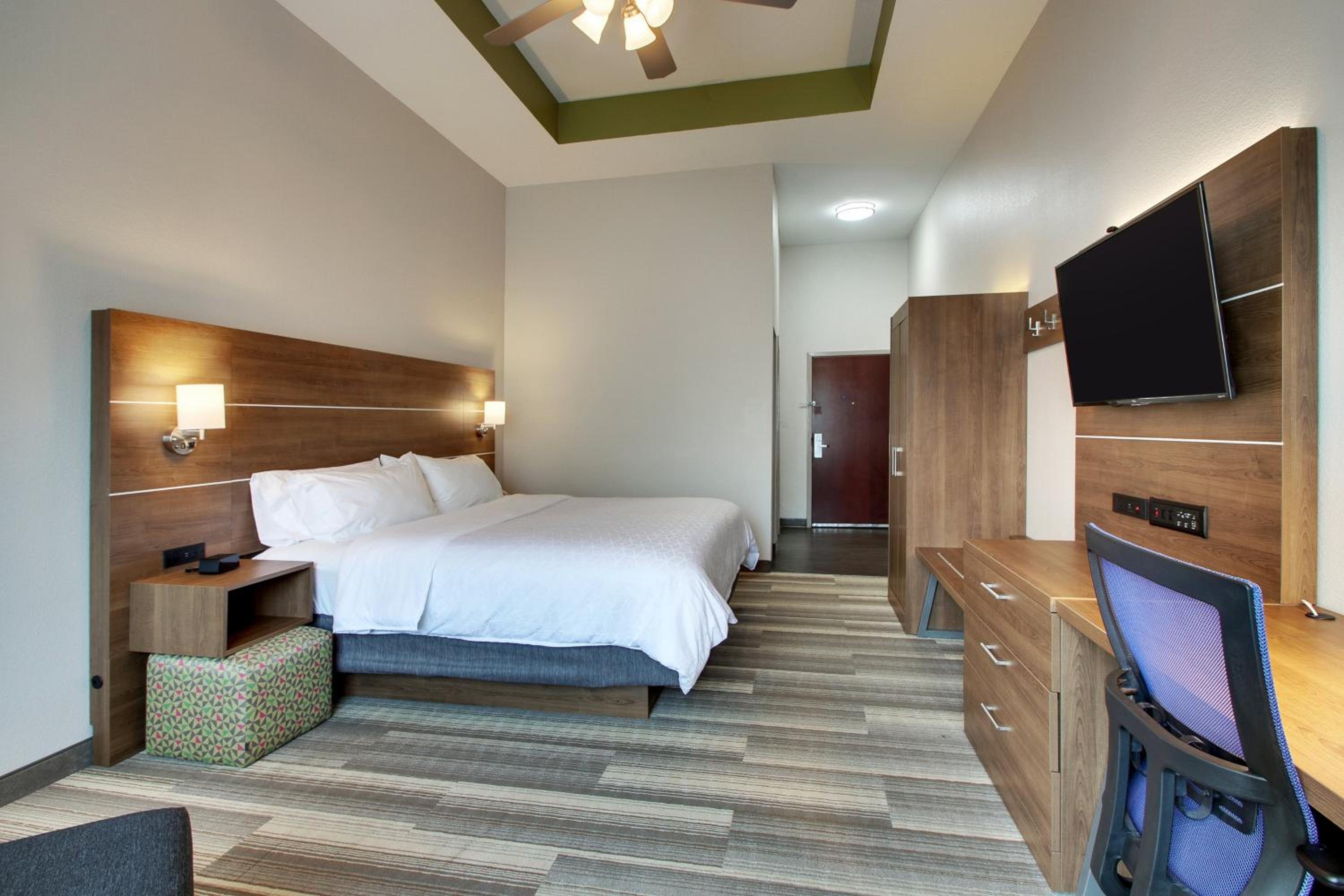 Standard King Room - Photo 3