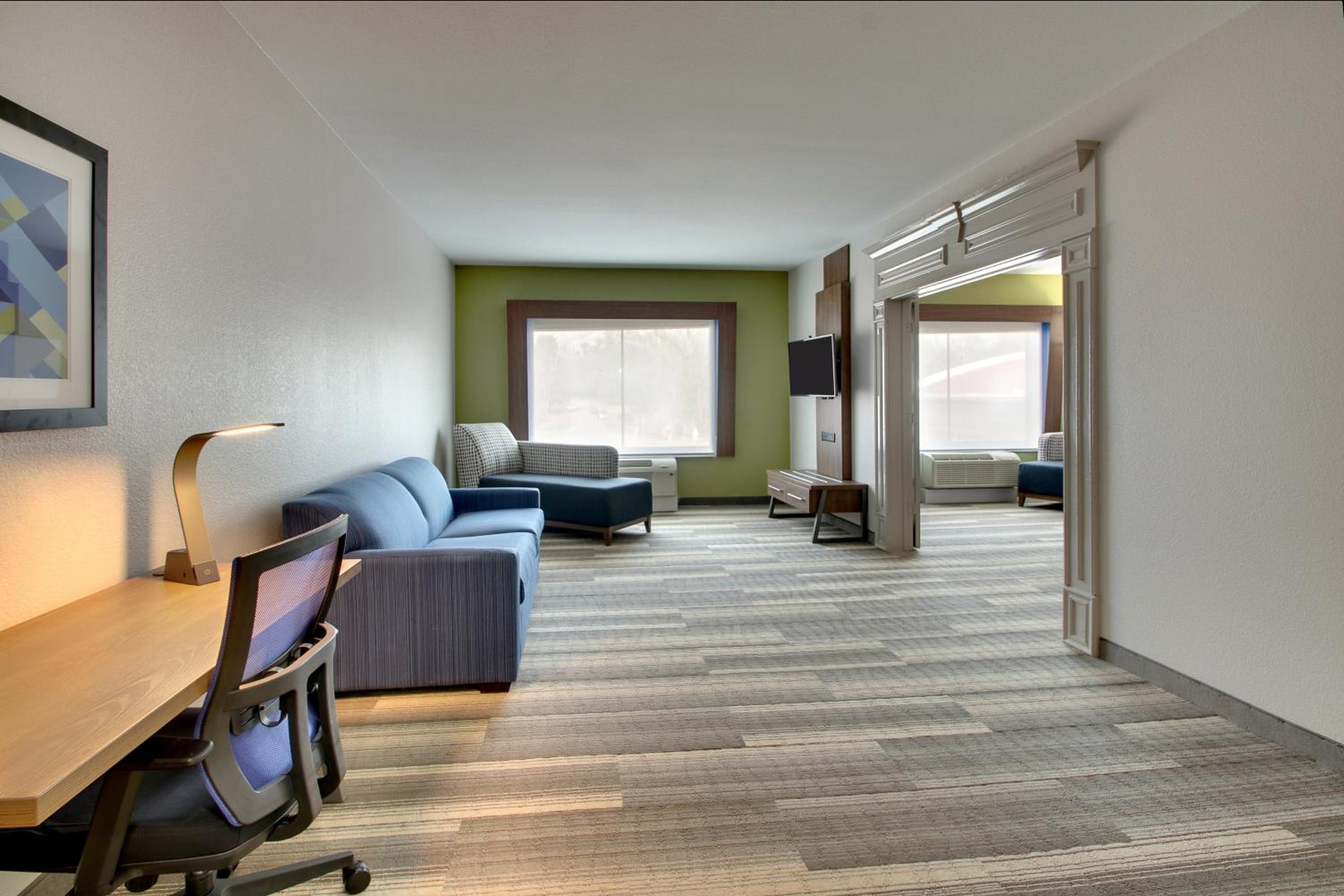 One-Bedroom Suite with Sofa Bed and Jetted Tub - Photo 1
