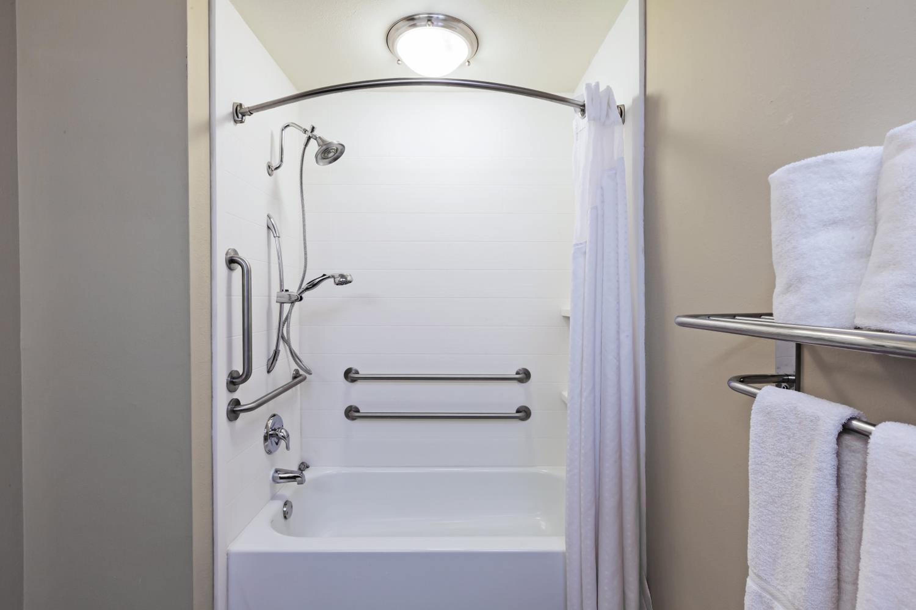 Standard King Room with Accessible Tub - Mobility Access - Photo 3