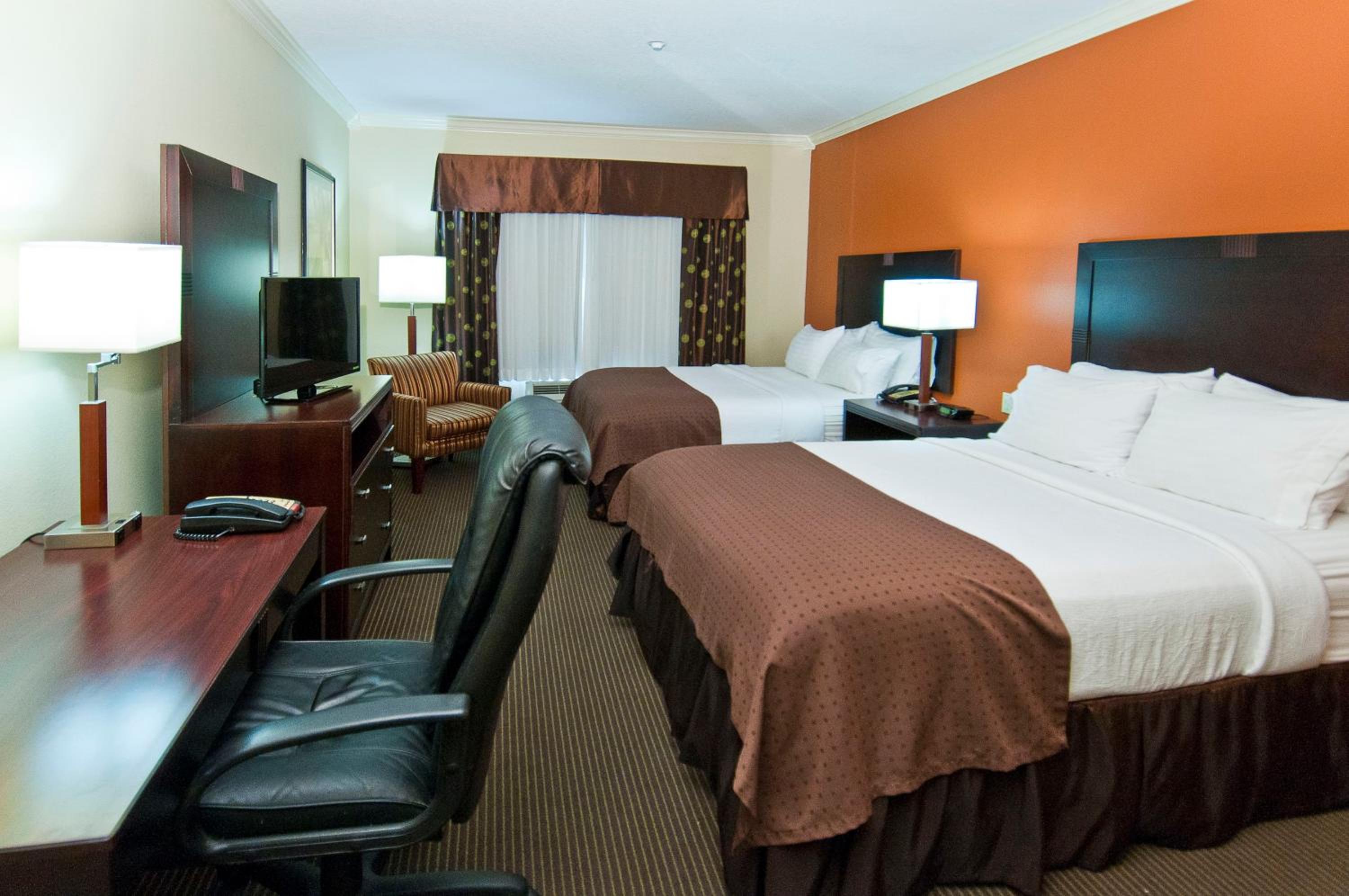Queen Suite with Tub and Grab Bars - Mobility/Hearing Accessible - Non-Smoking