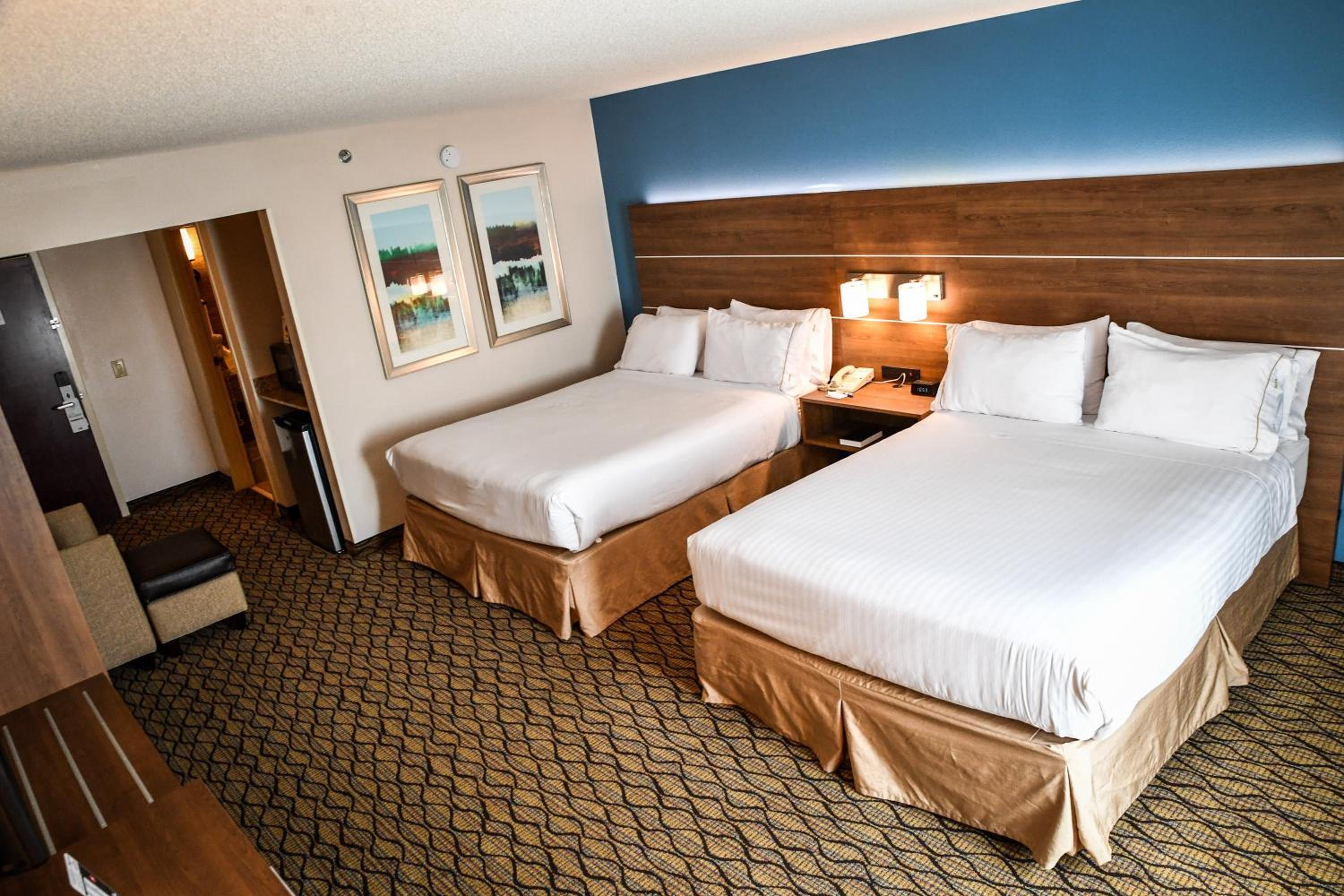 Standard Room with Two Queen Beds - Photo 3