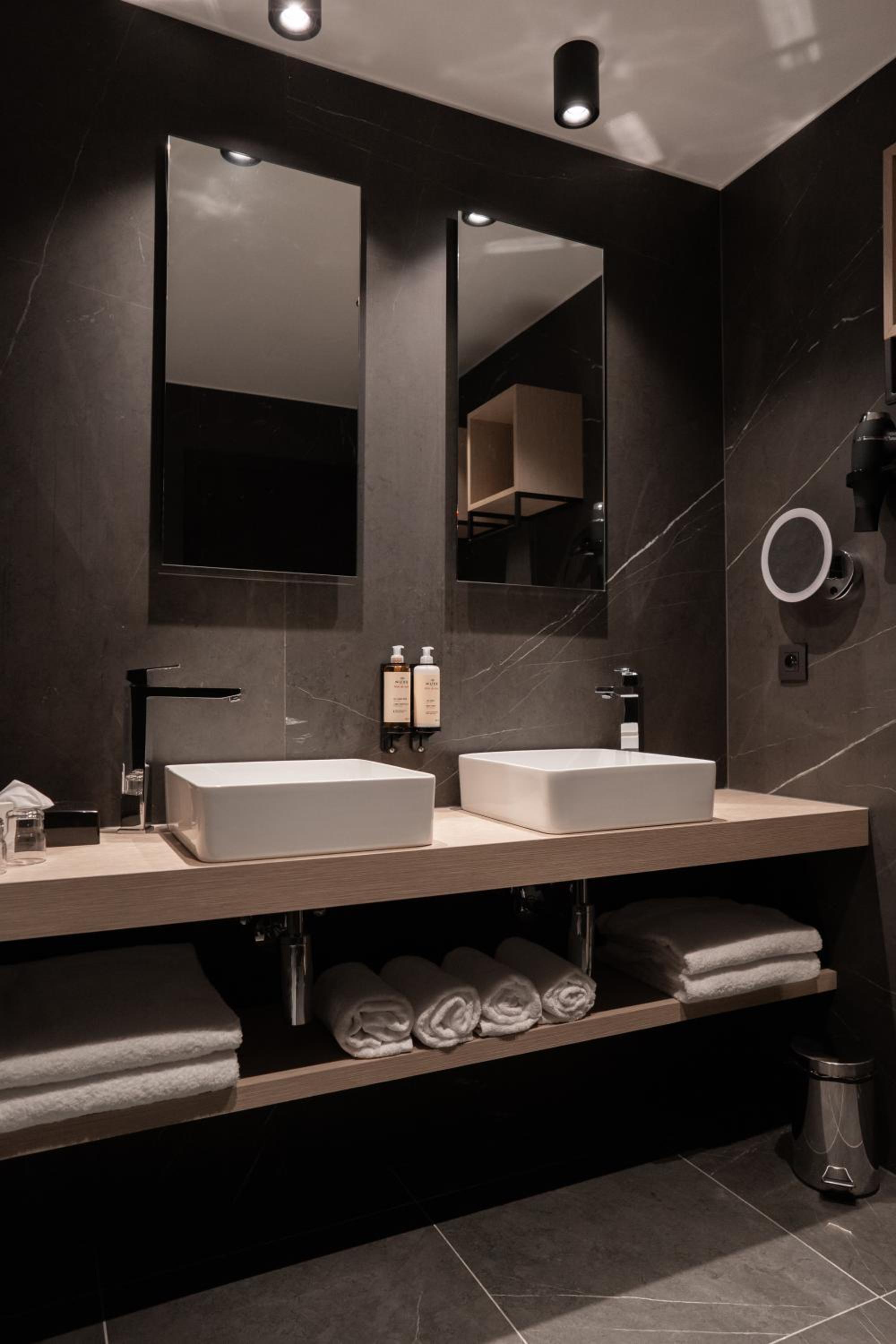 Suite with Spa Bath - Photo 2