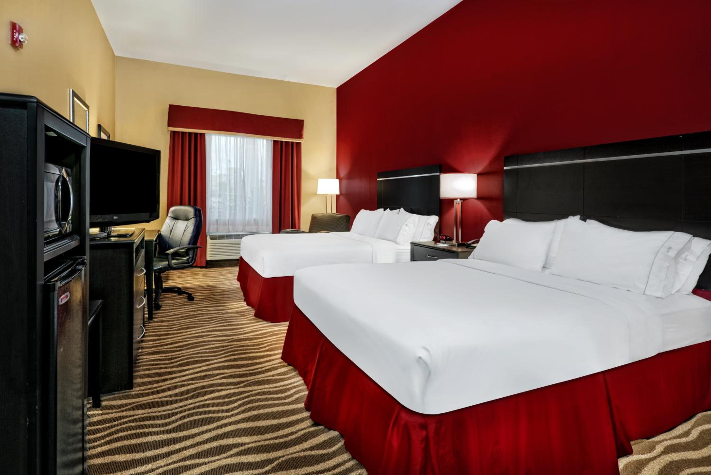 Standard Queen Room with Two Queen Beds and Mobility Accessible Roll-In Shower - Photo 3