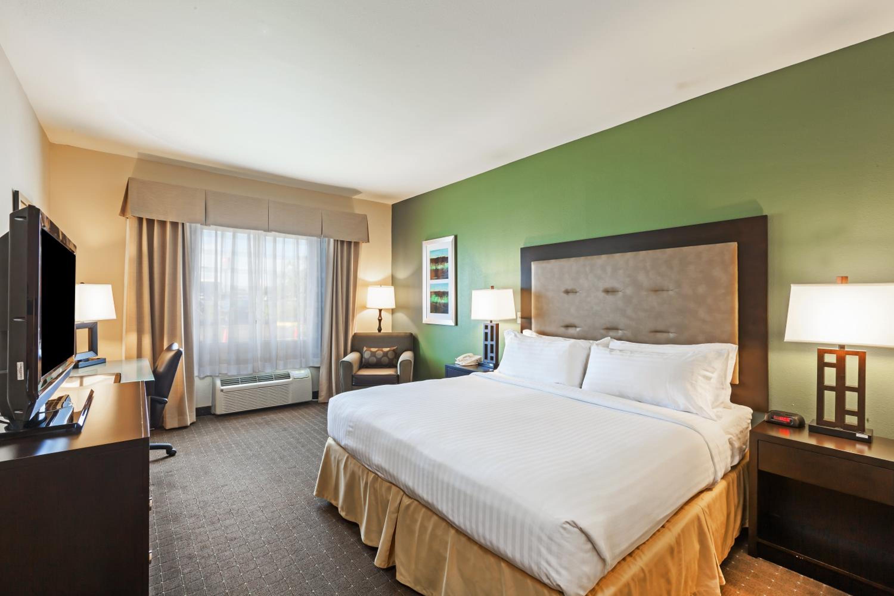 Standard King Room - Photo 5