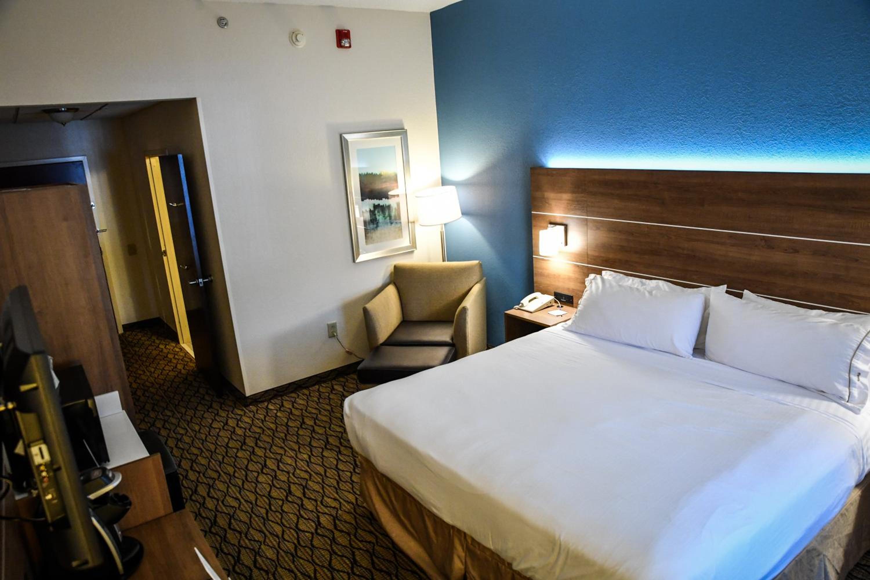 Standard King Room - Photo 3