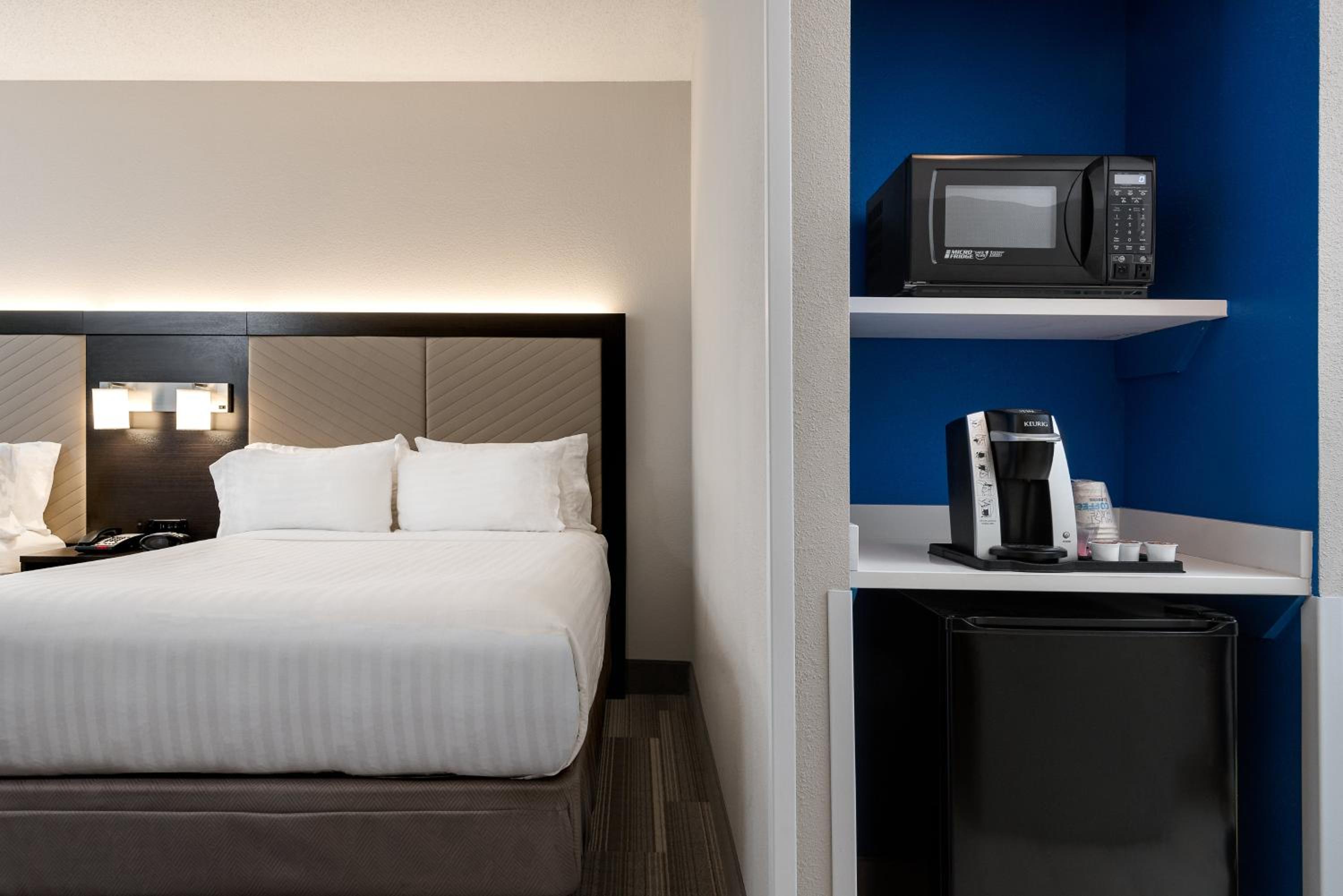 Standard Room with Two Queen Beds - Photo 1