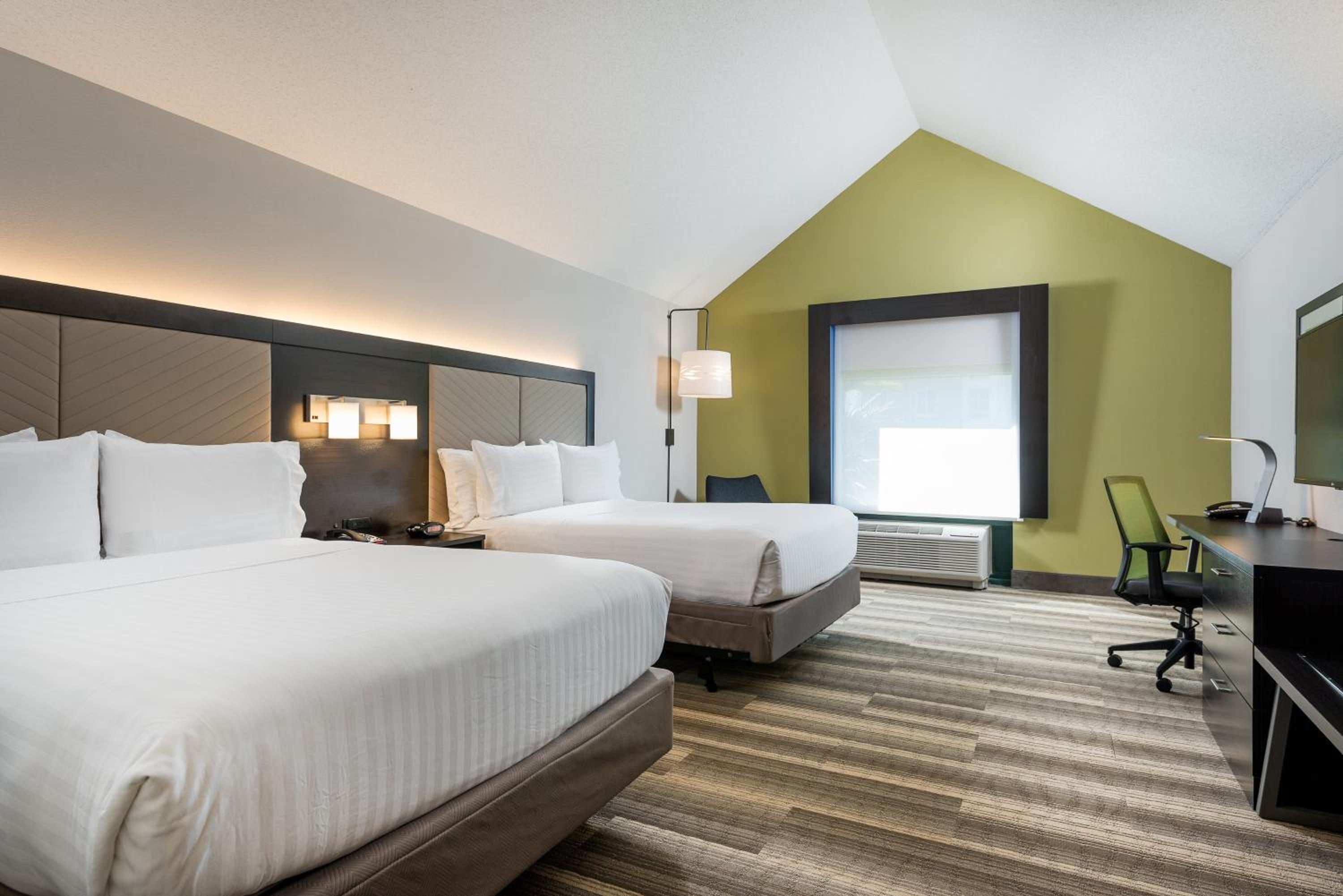 Queen Room with Two Queen Beds - Hearing Accessible - Photo 3