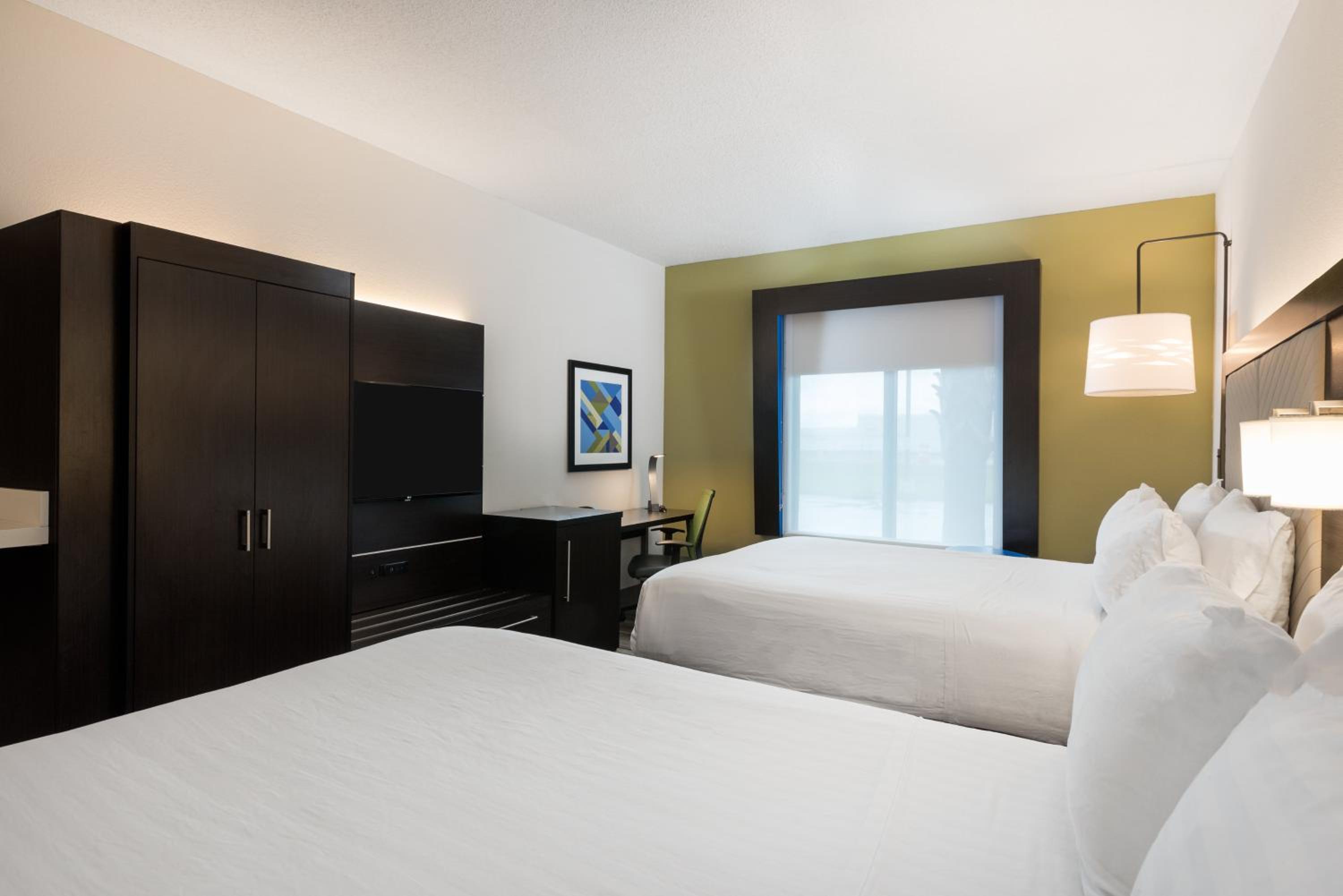 Standard Room with Two Queen Beds - Photo 2