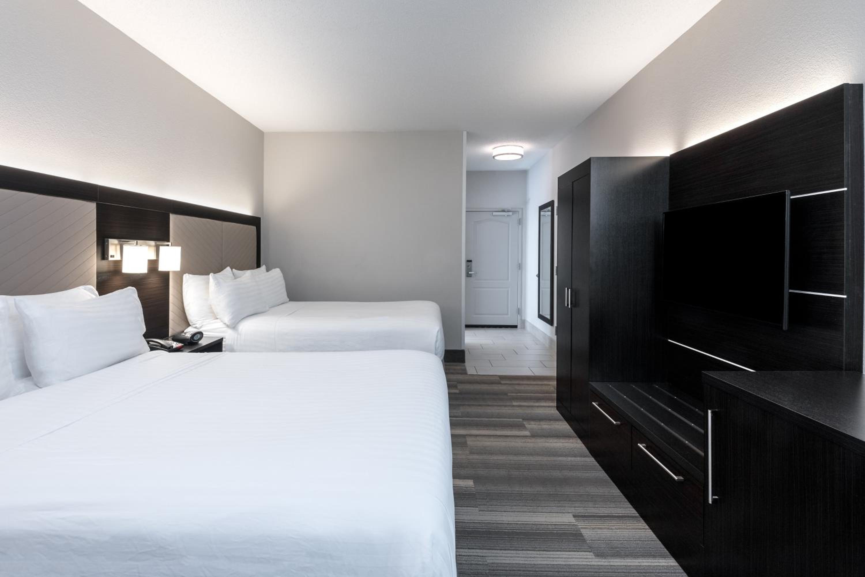 Standard Room with Two Queen Beds - Photo 4