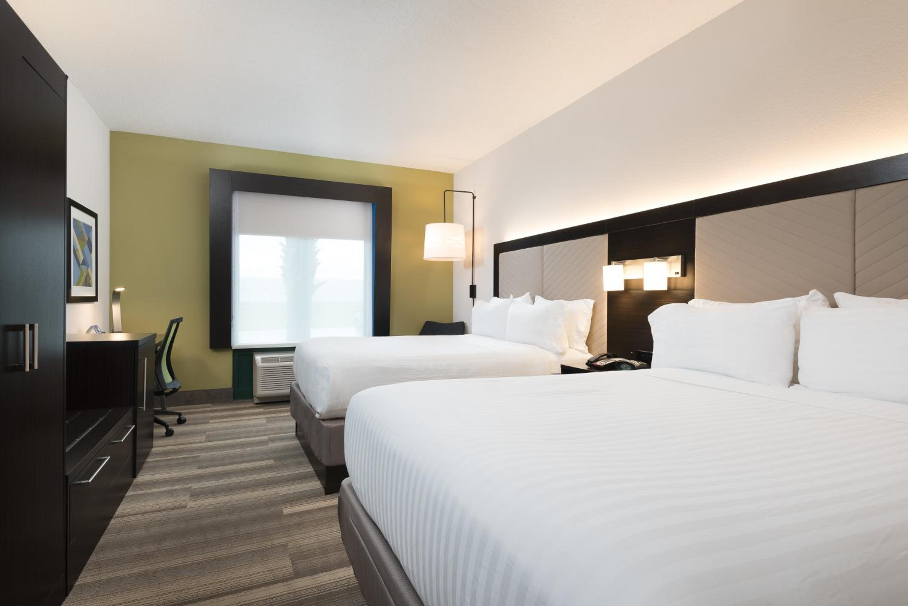 Standard Room with Two Queen Beds - Photo 3