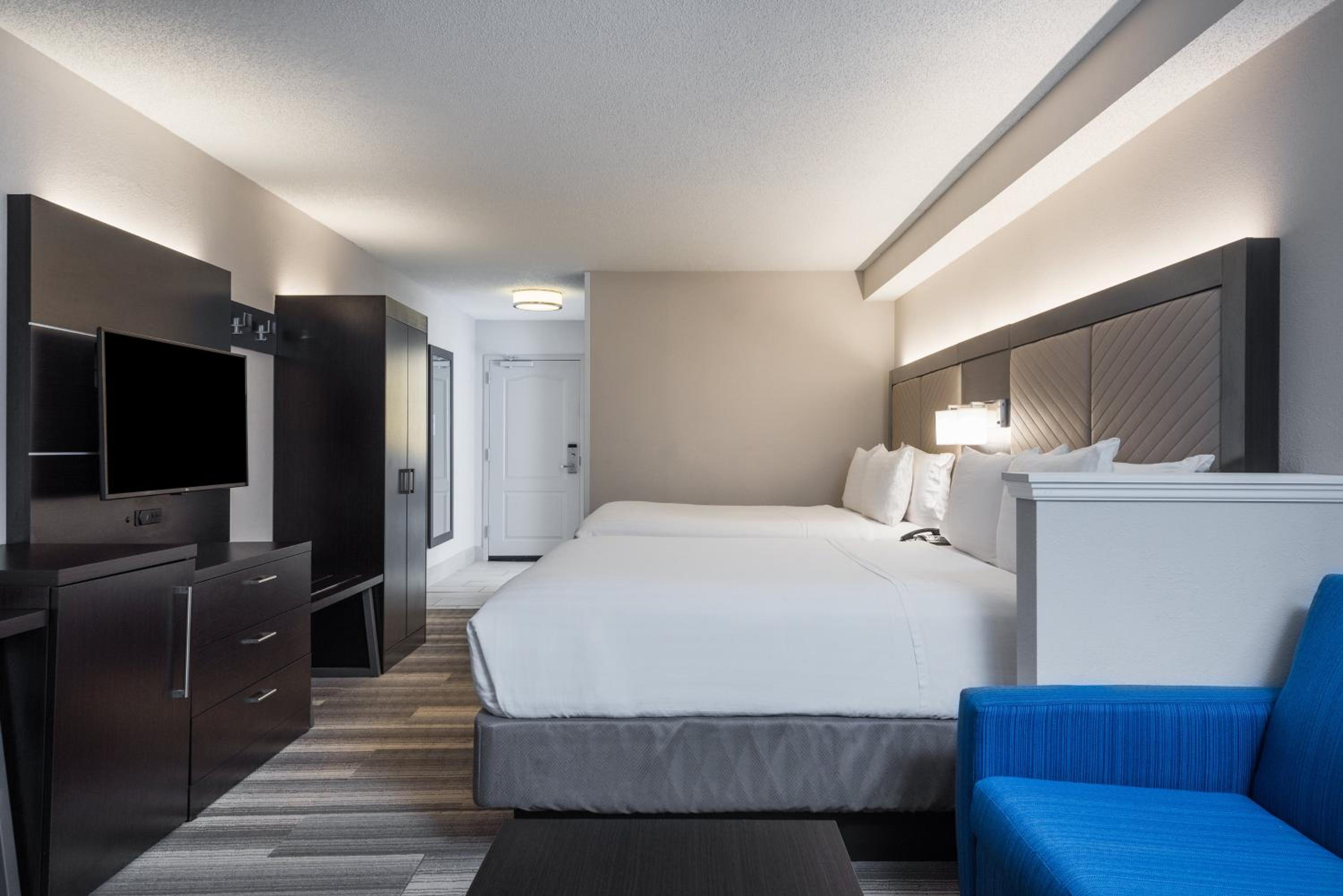 Queen Suite with Two Queen Beds - Photo 1