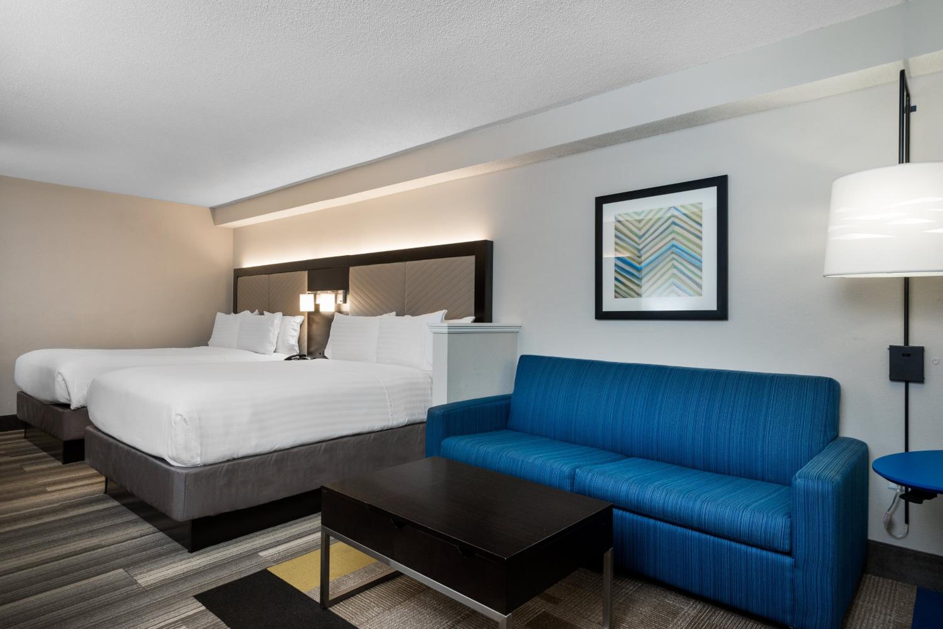 Queen Suite with Two Queen Beds - Photo 3