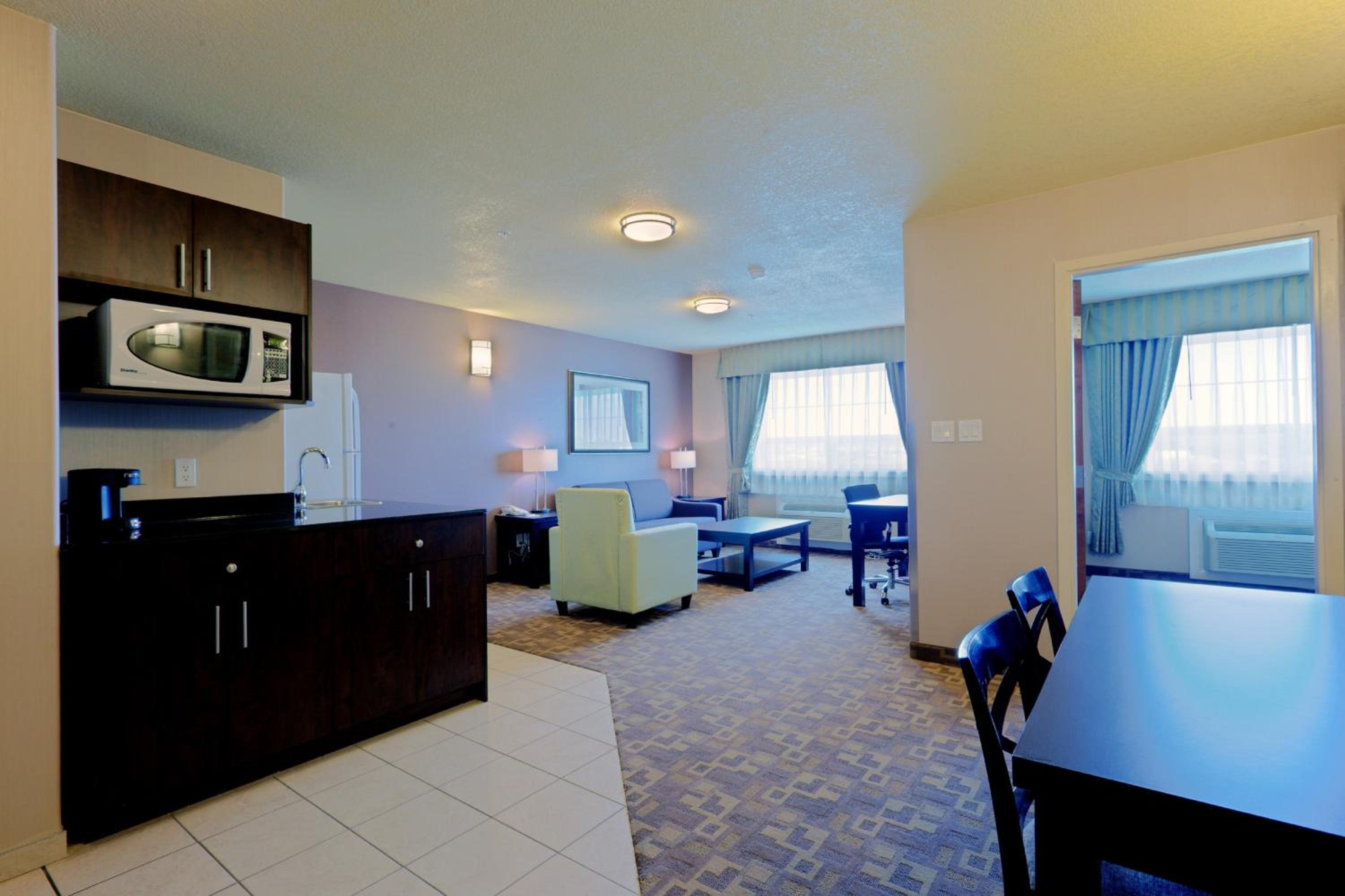 One-Bedroom King Suite - Photo 3