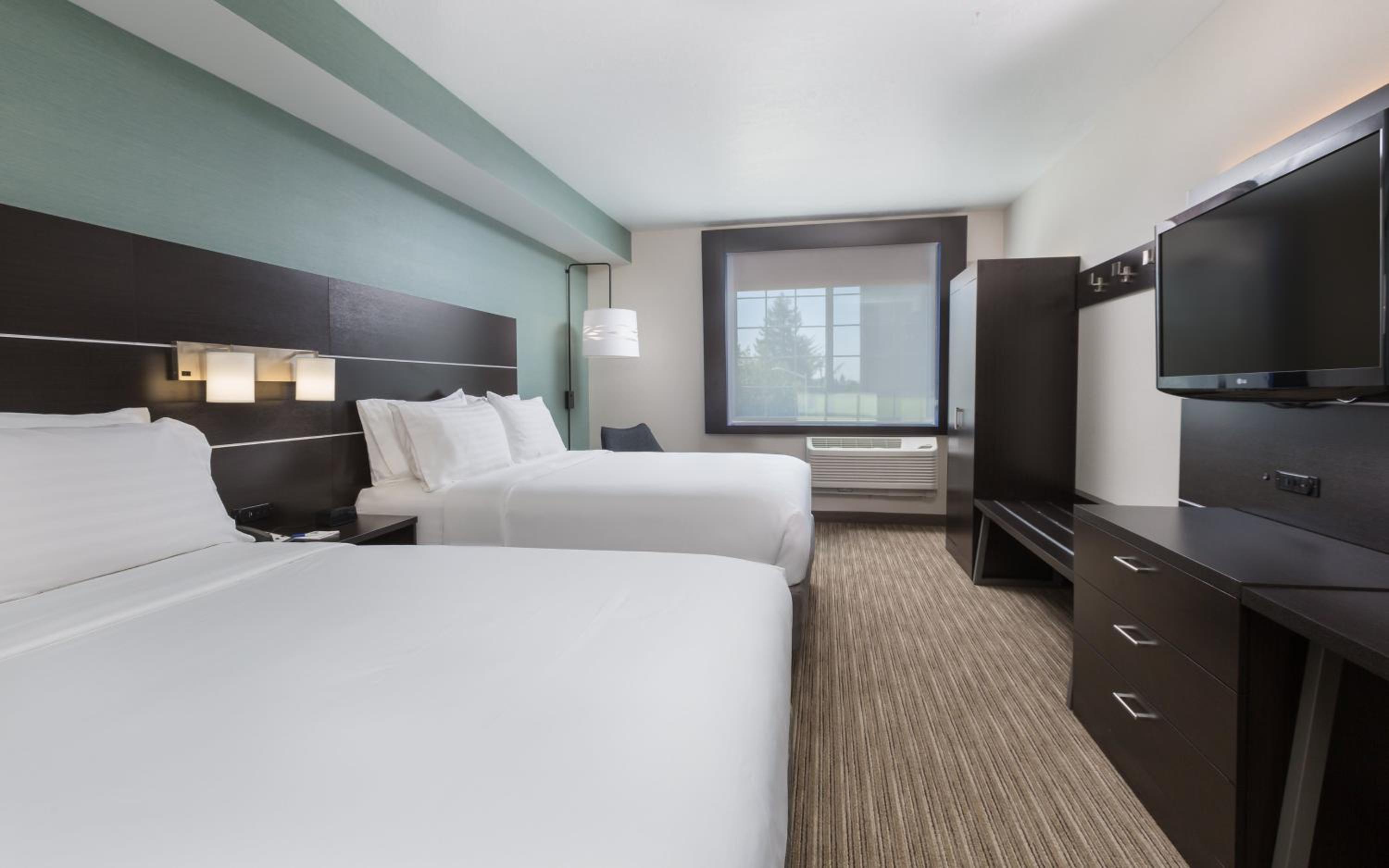 Standard Queen Room with Two Queen Beds - Photo 4