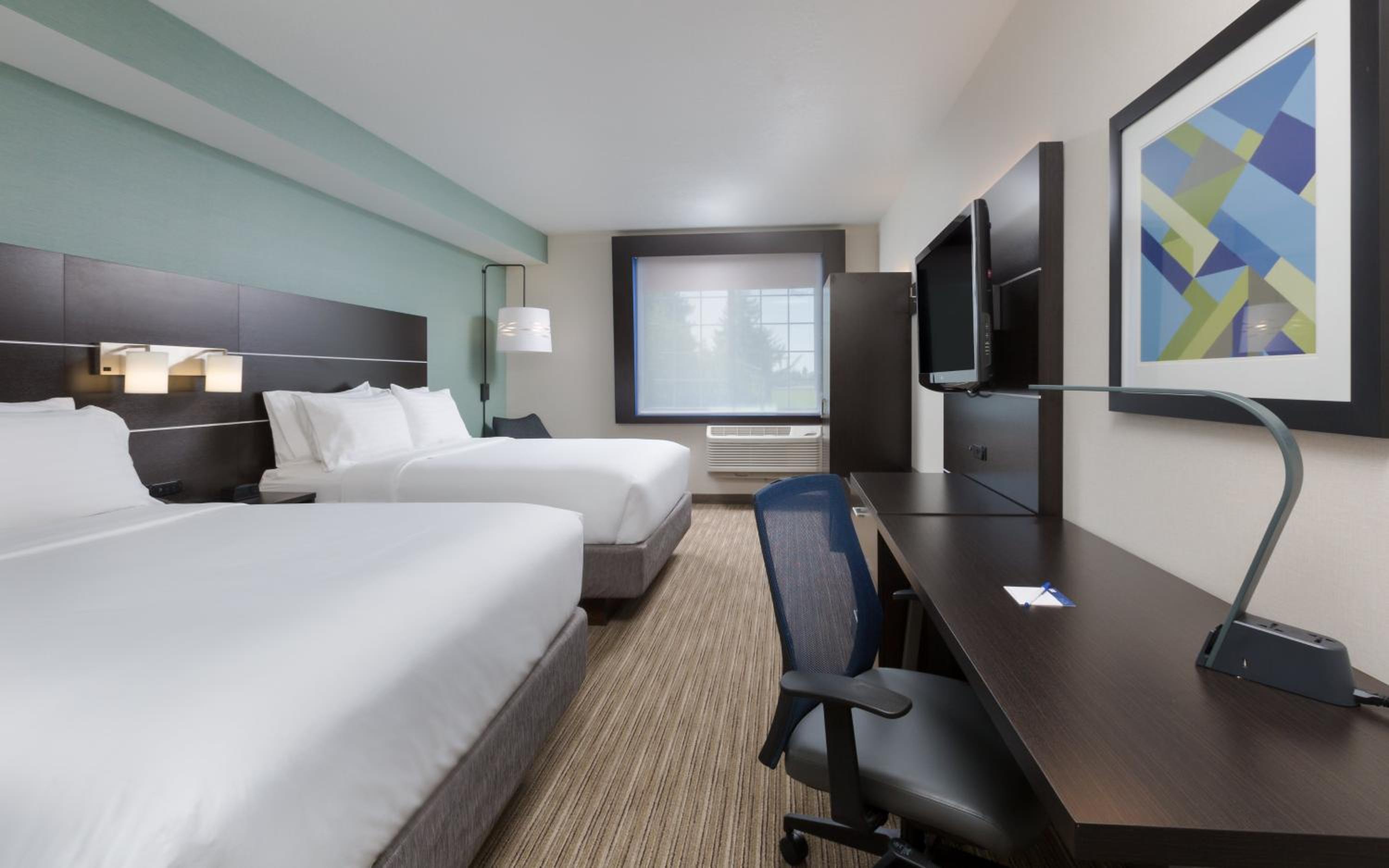 Standard Queen Room with Two Queen Beds - Photo 5