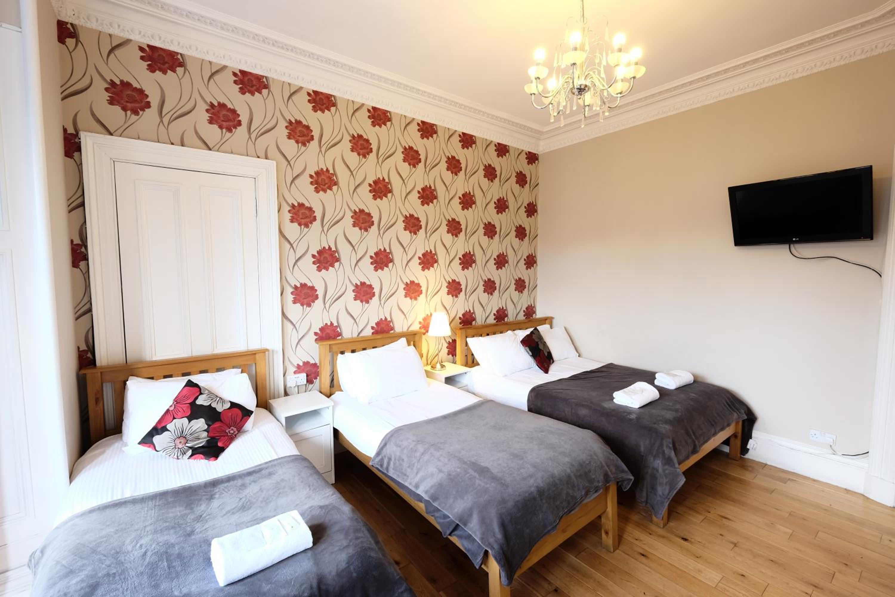 Quadruple Room thumbnail 5