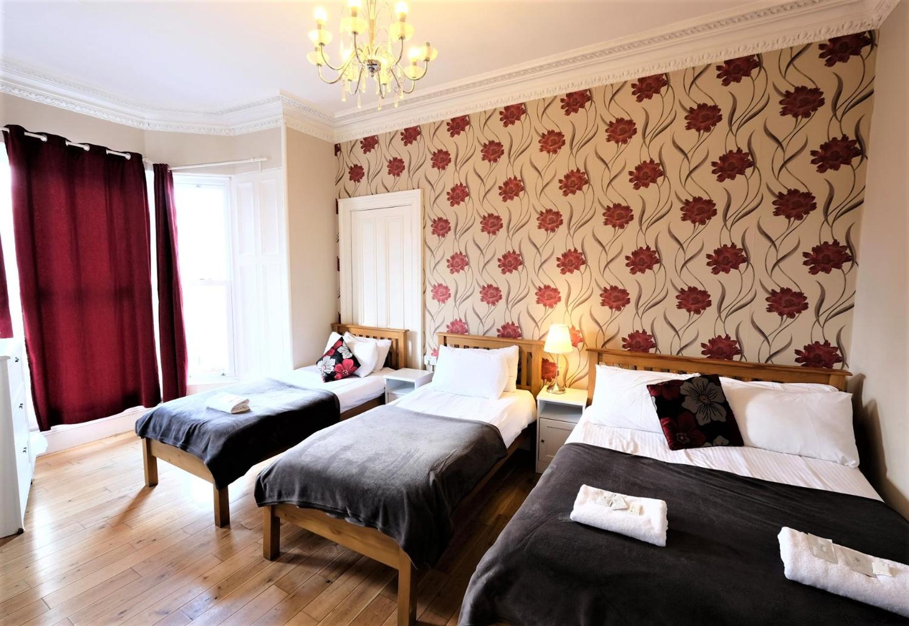 Quadruple Room thumbnail 6