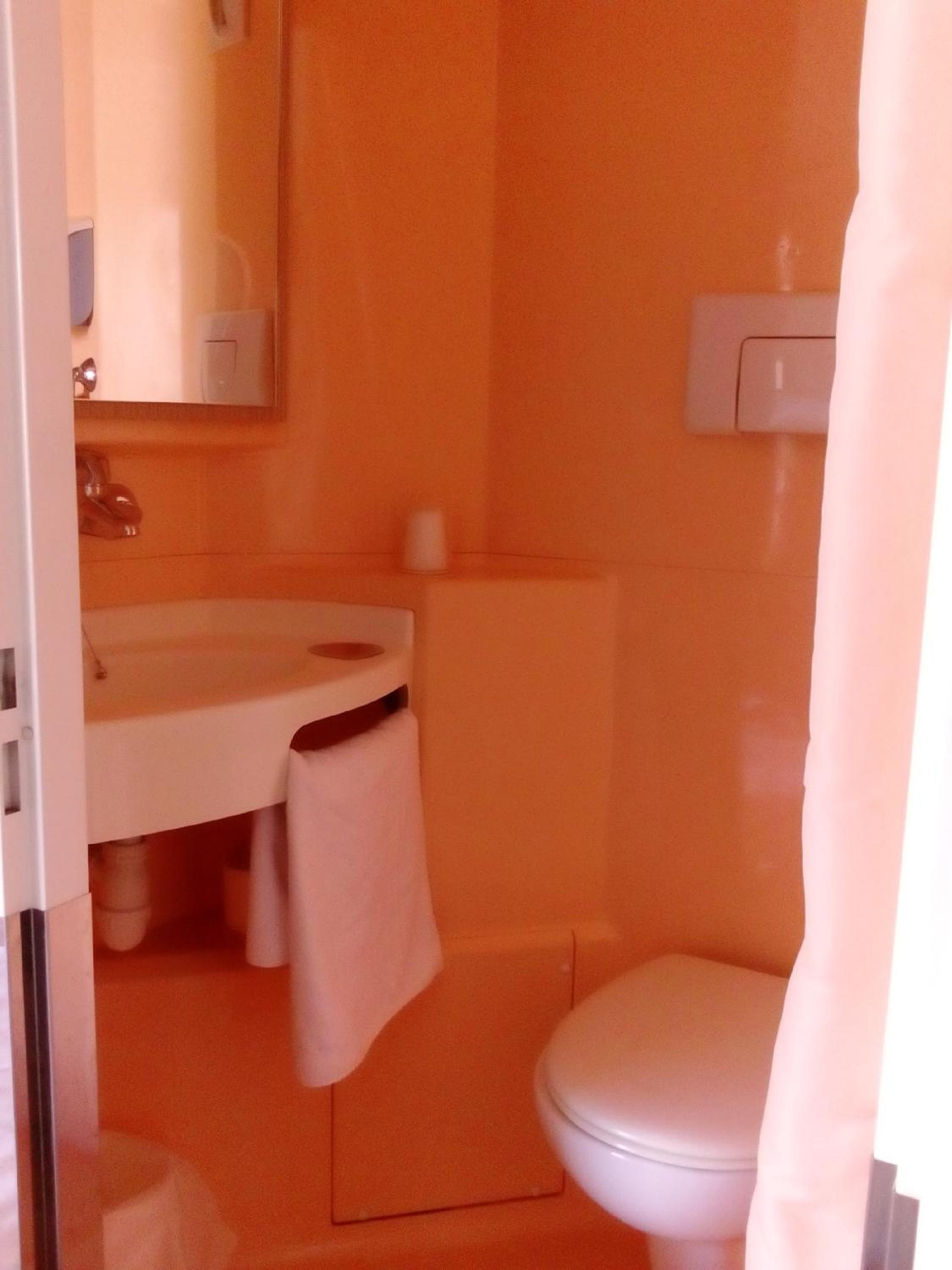 Double Room with 2 Single Beds photo 3