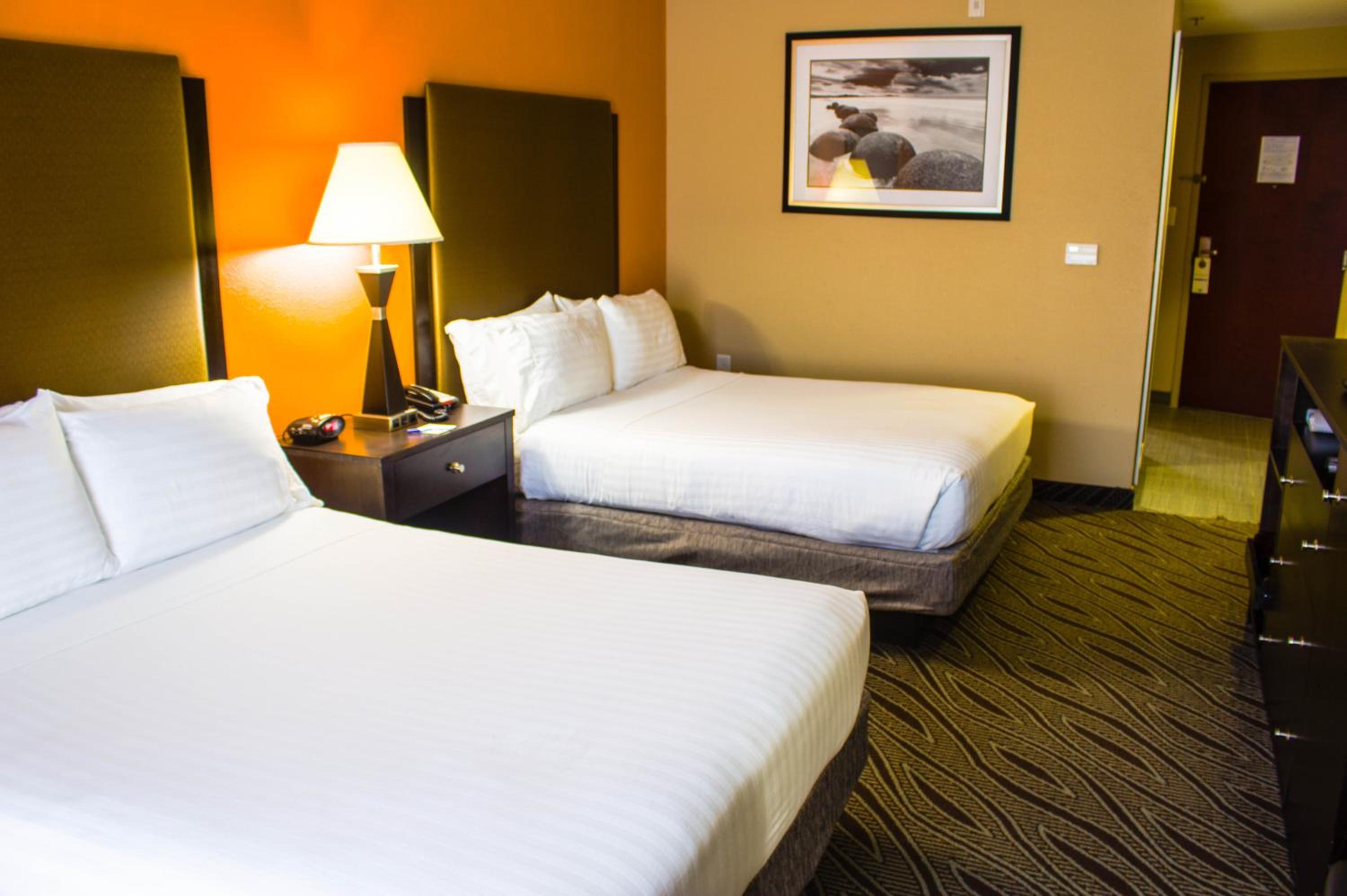 Standard Queen Room with Two Queen Beds - Communications Accessible - Photo 3