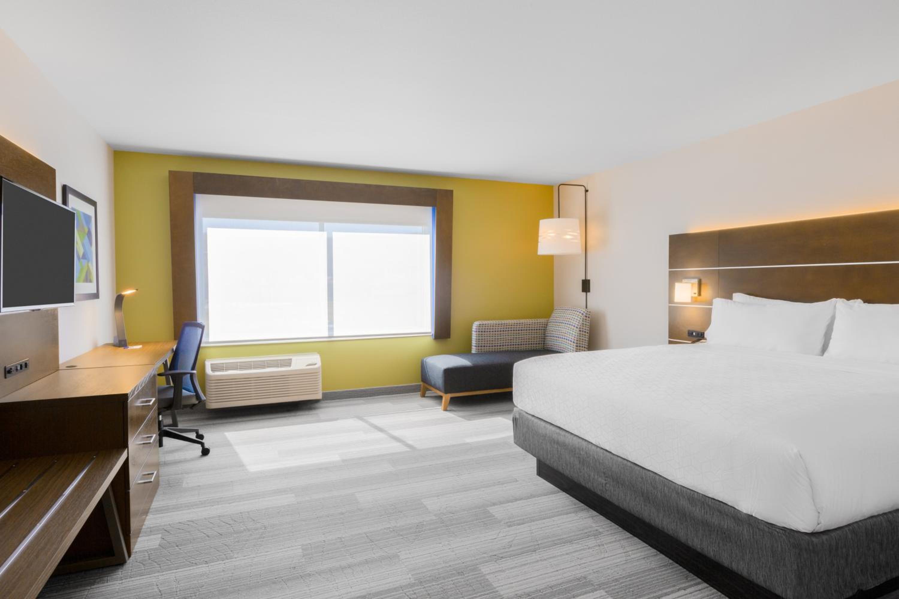 King Room with Hearing Accessible Roll In Shower - Non-Smoking