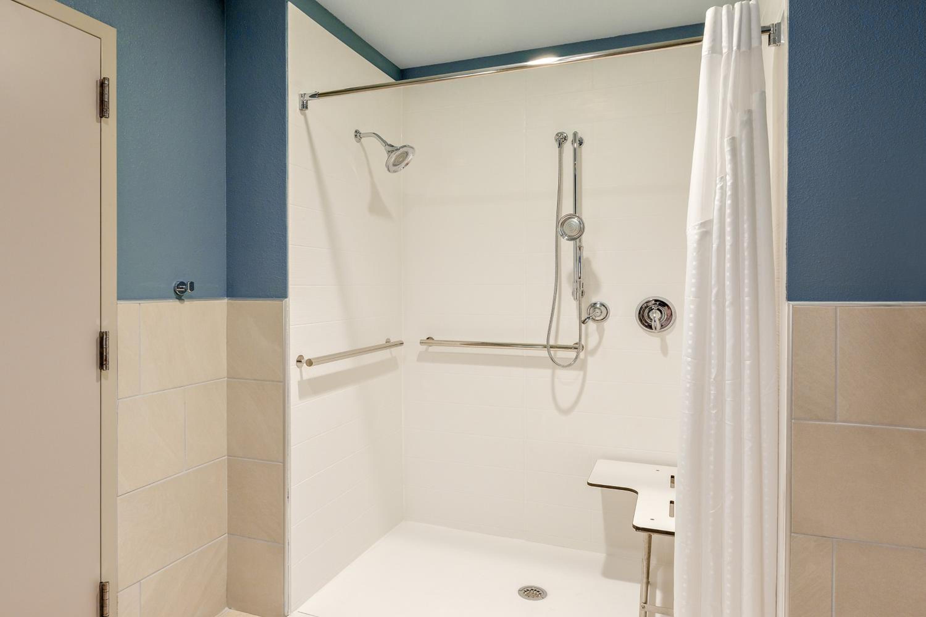 King Room with Hearing Accessible Roll In Shower - Non-Smoking photo 3