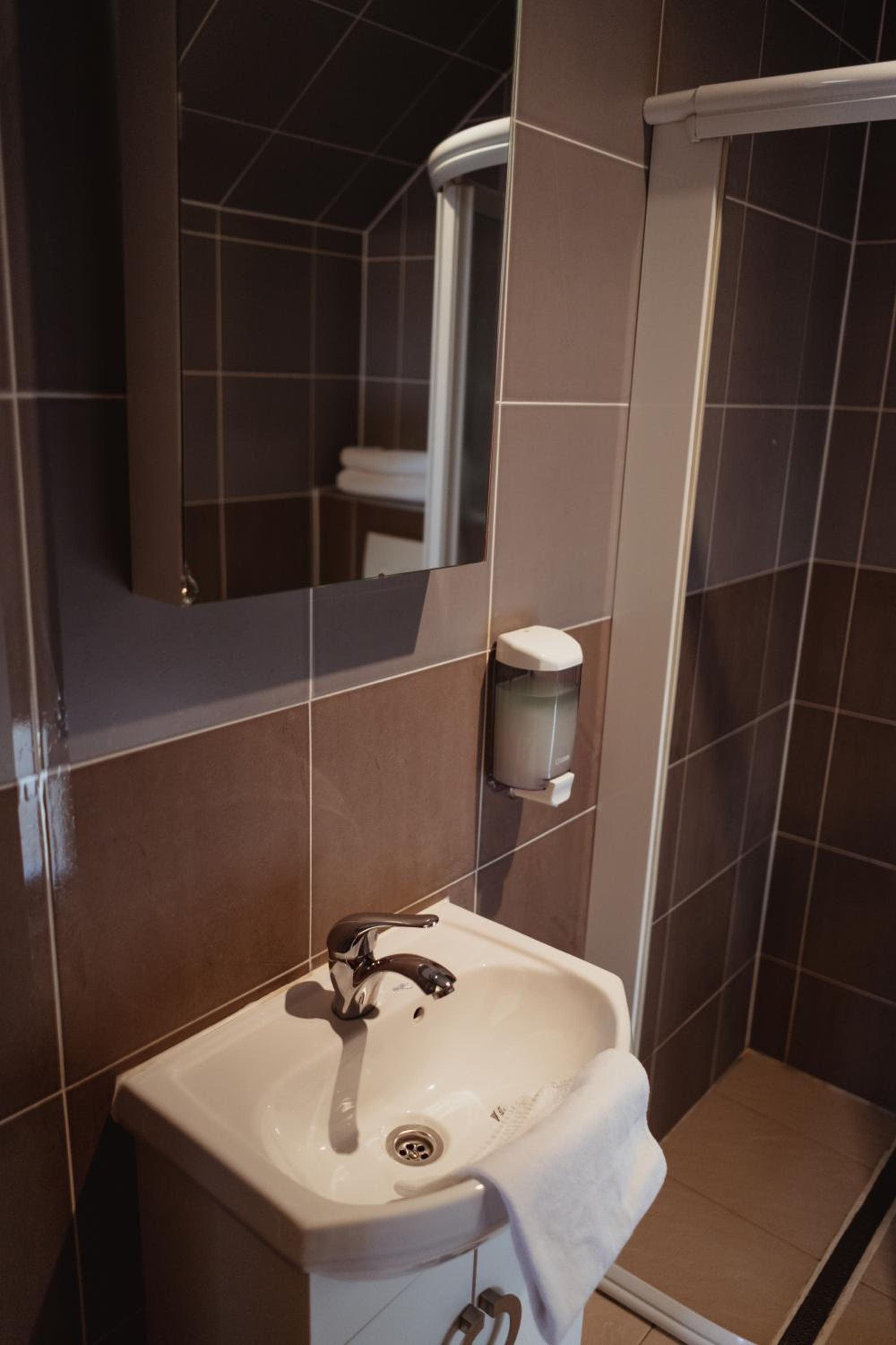 Triple Room - Photo 13
