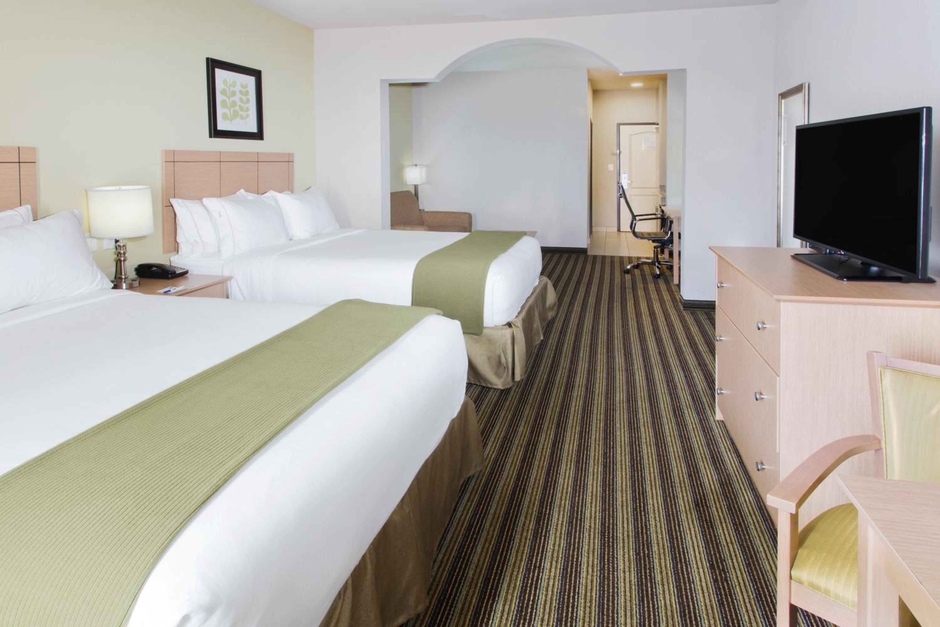 Suite with Two Queen Beds - Photo 2