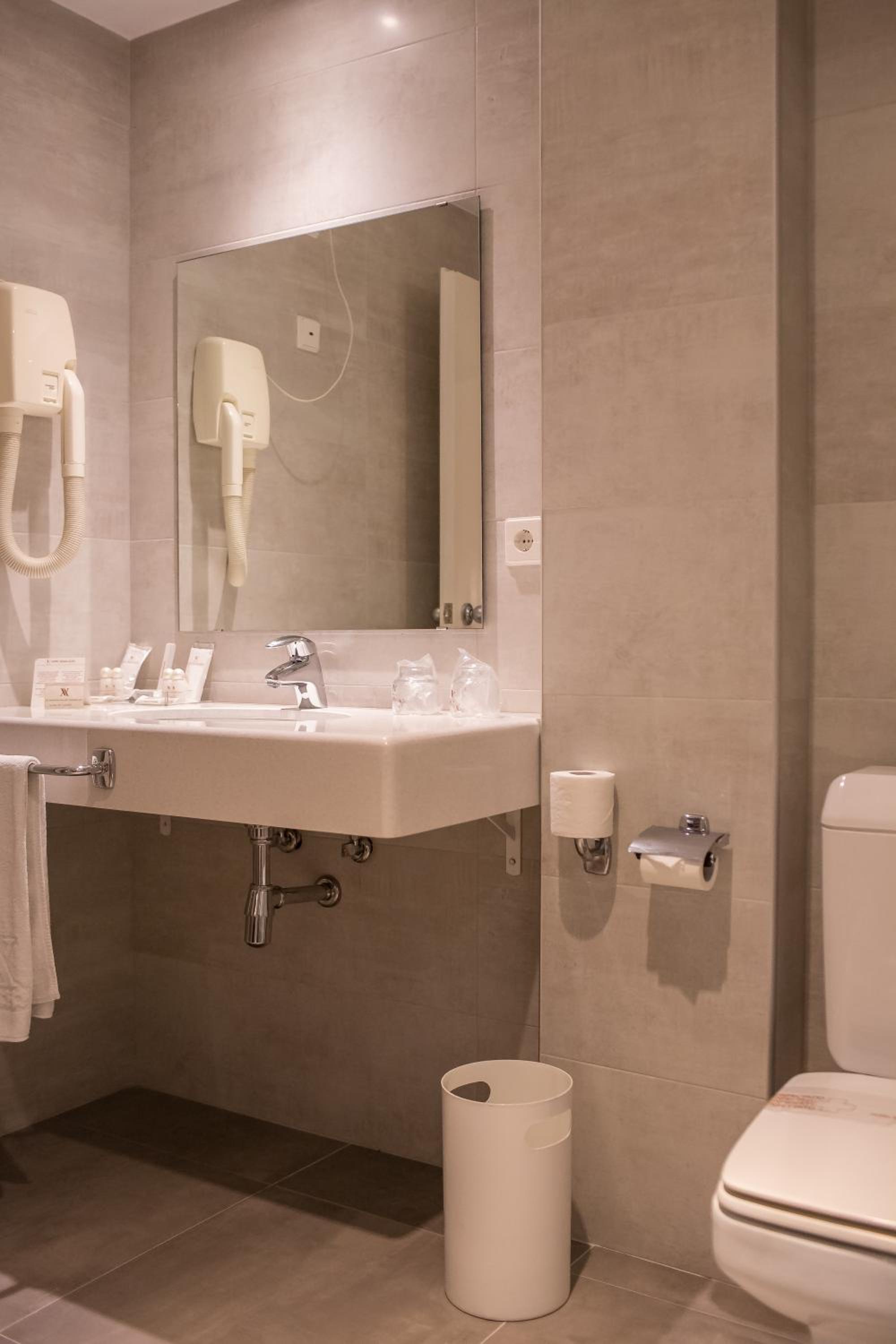 Twin Room - Photo 2