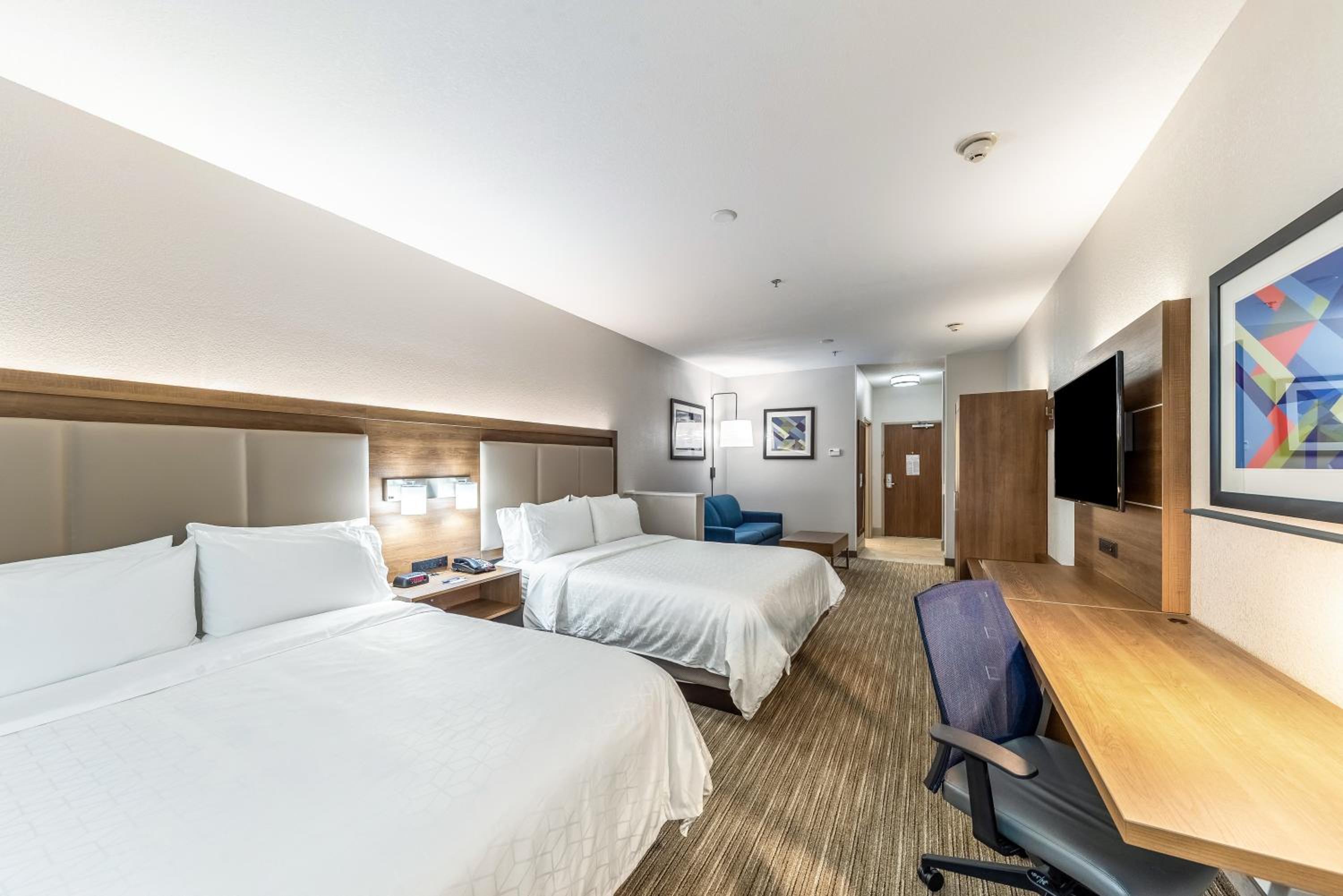 Queen Suite with Two Queen Beds - Photo 2