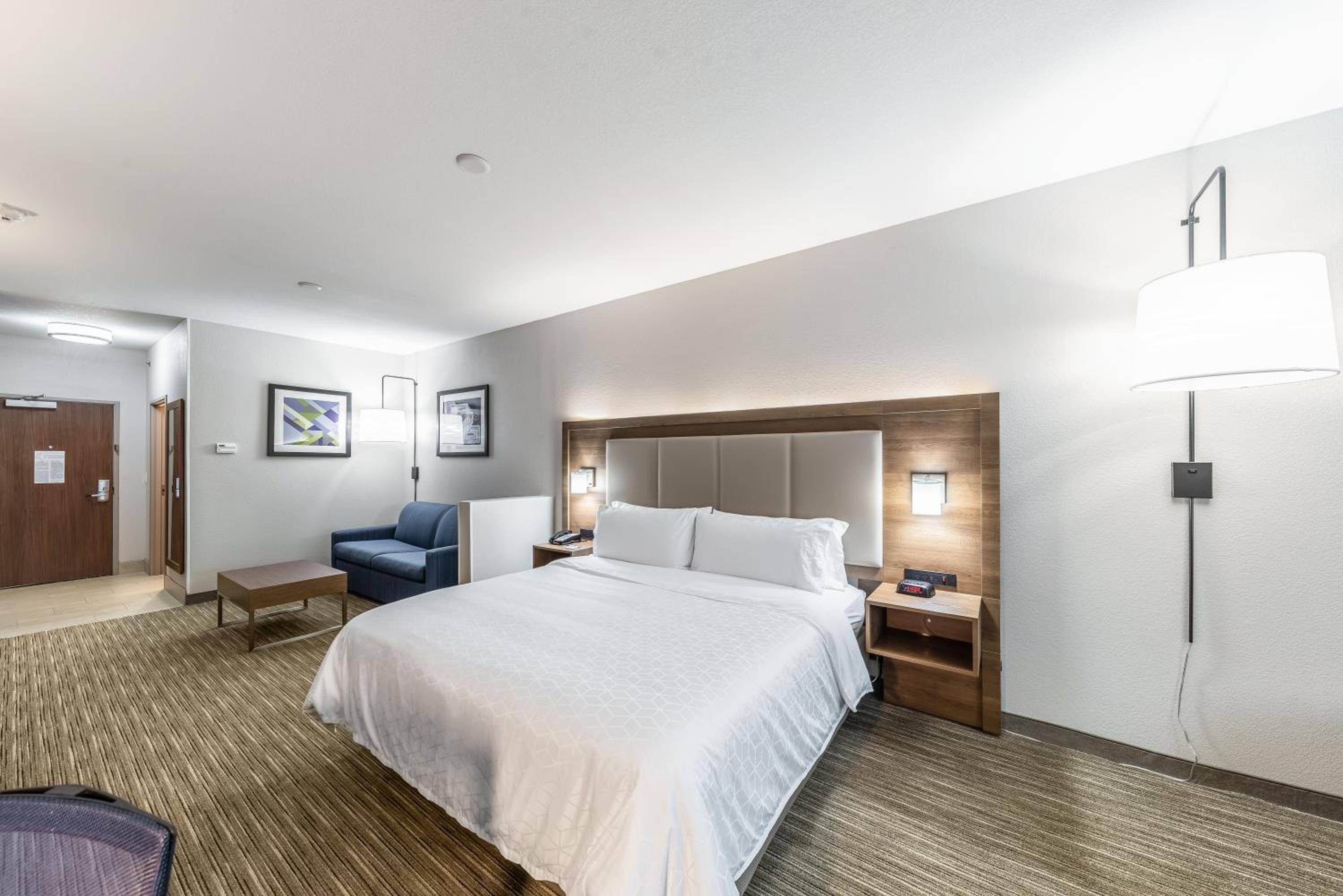Queen Suite with Two Queen Beds - Photo 1