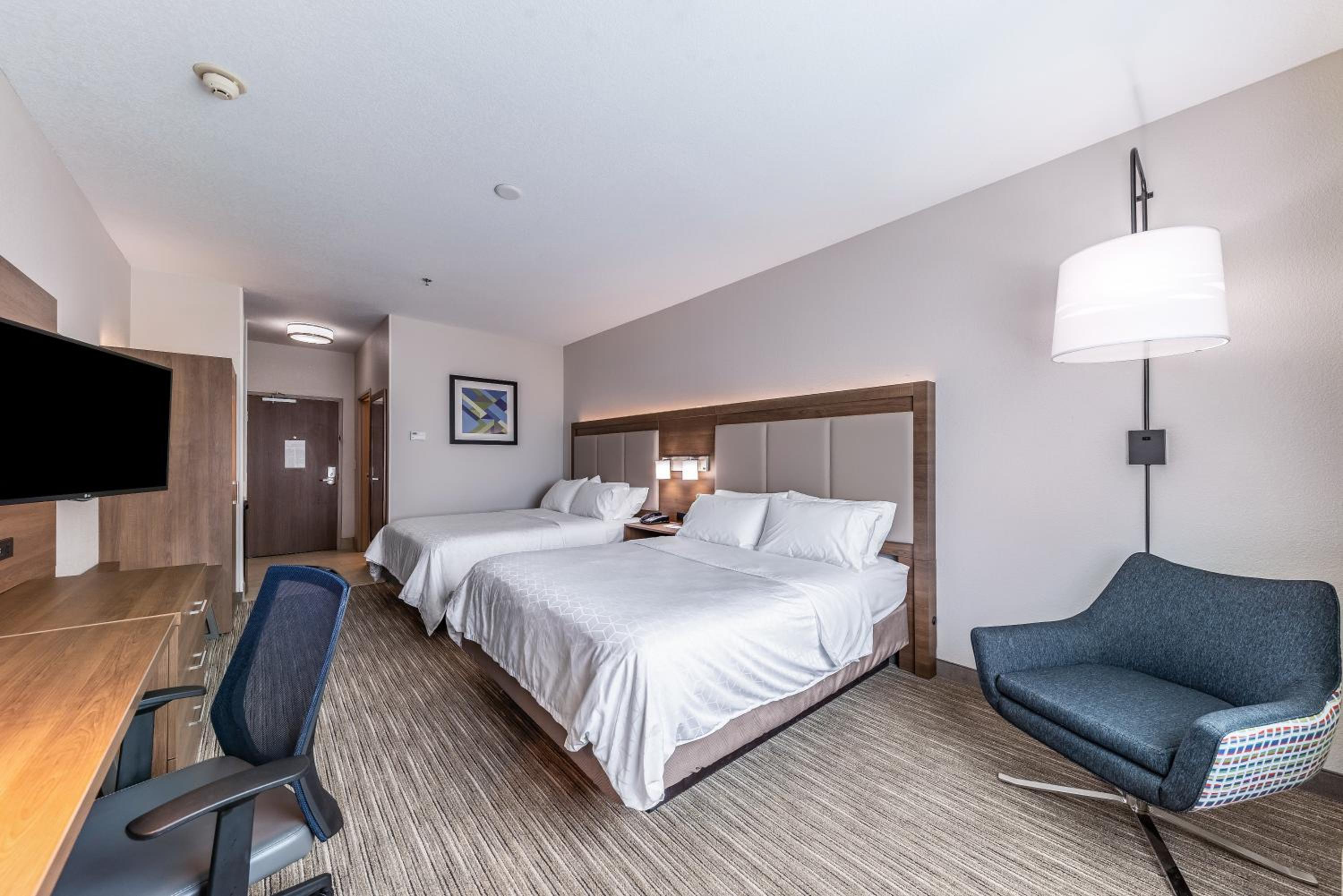Queen Suite with Two Queen Beds - Photo 3