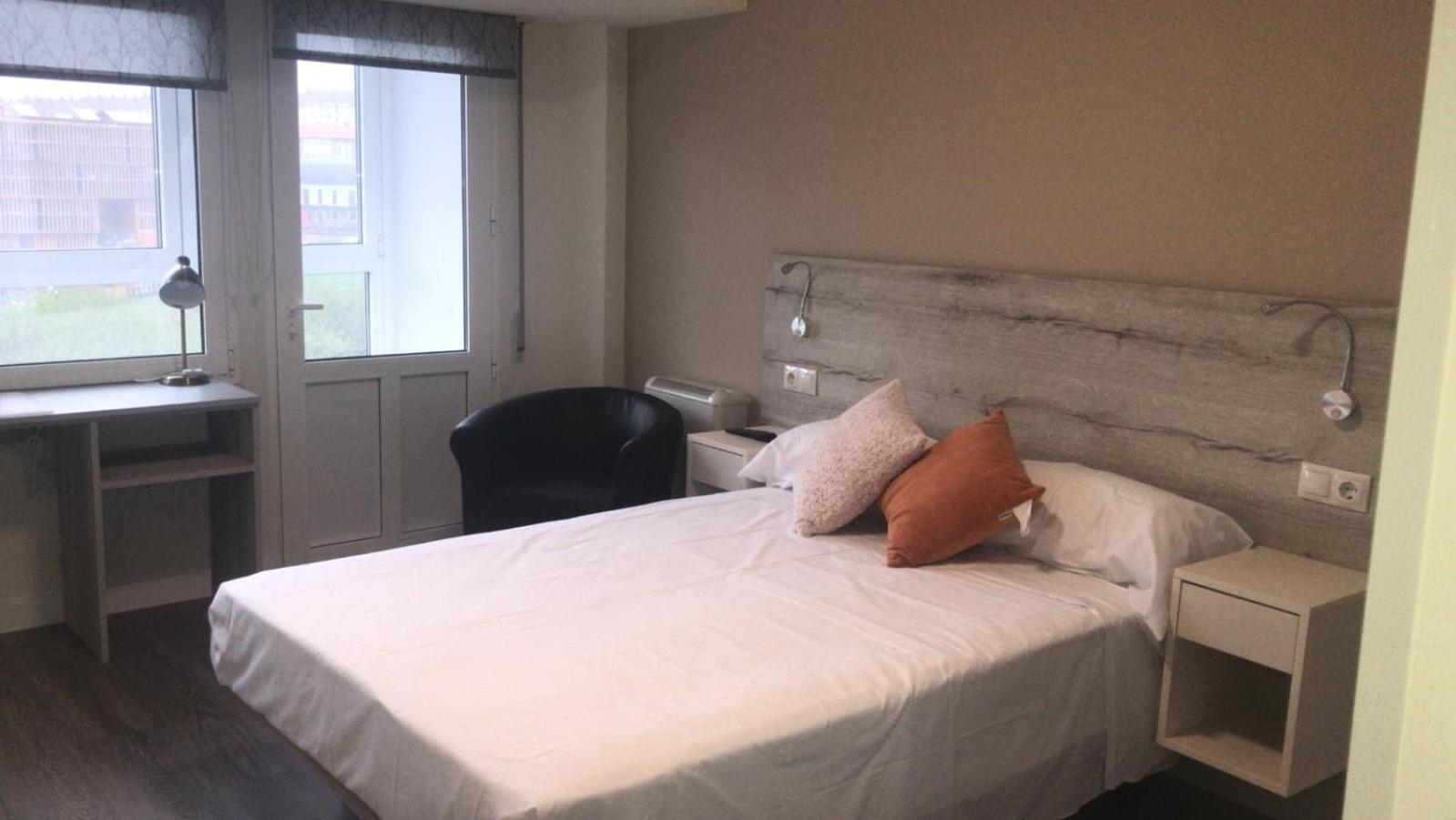 Double Room with Balcony - Photo 10