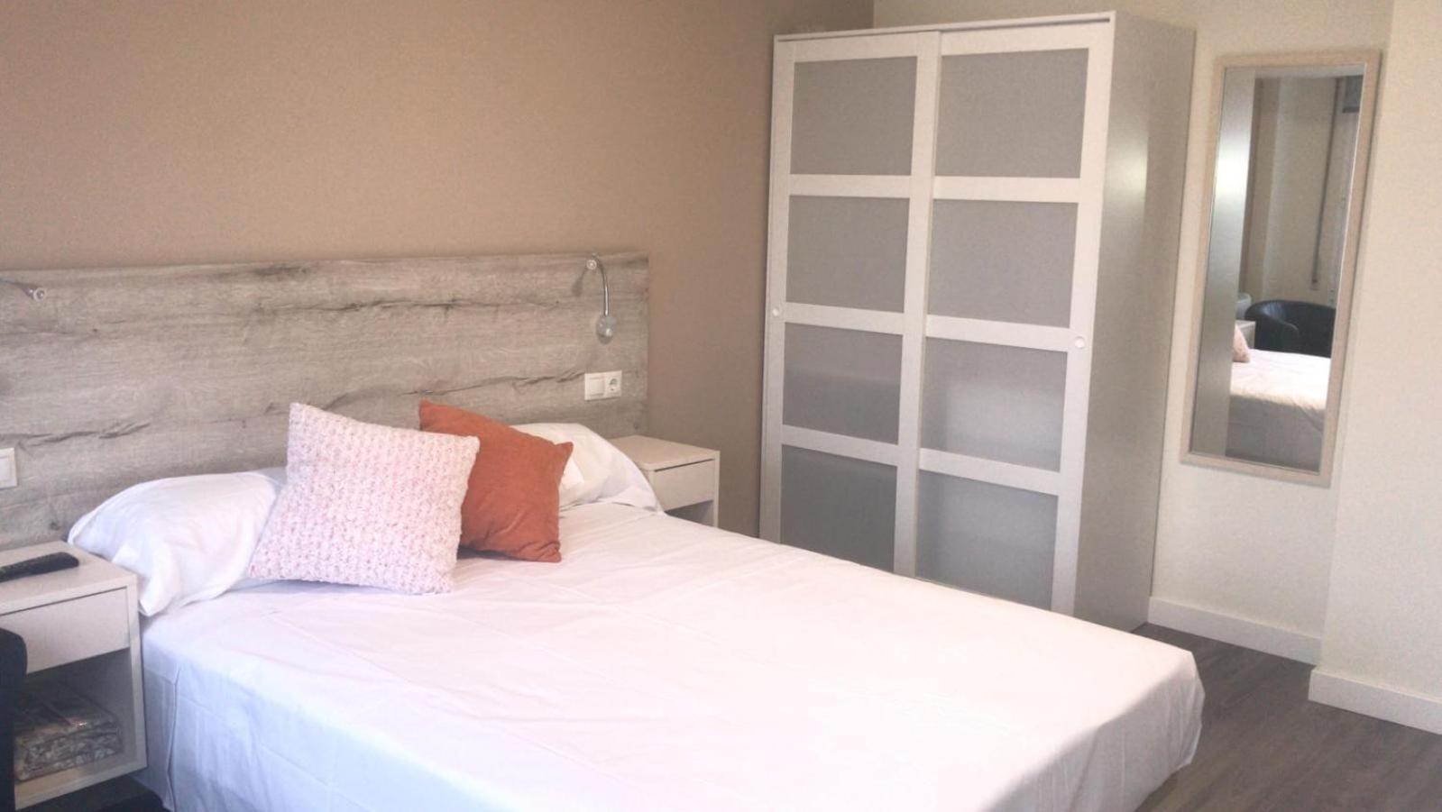 Double Room with Balcony - Photo 11