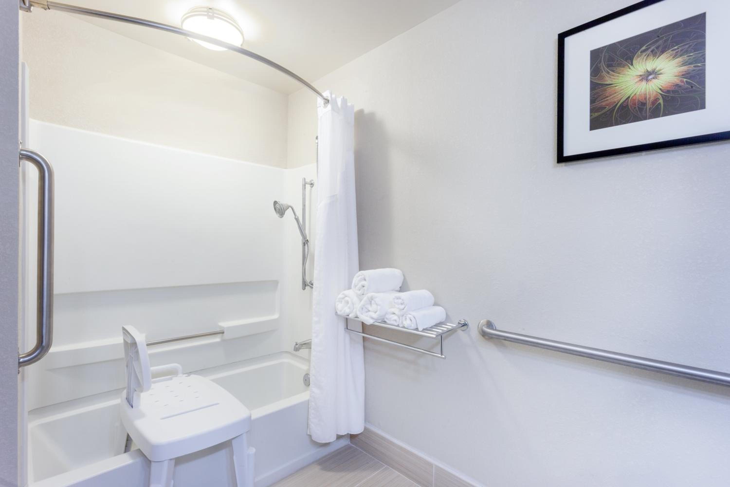 Standard King Room with Accessible Tub - Mobility Access - Photo 3